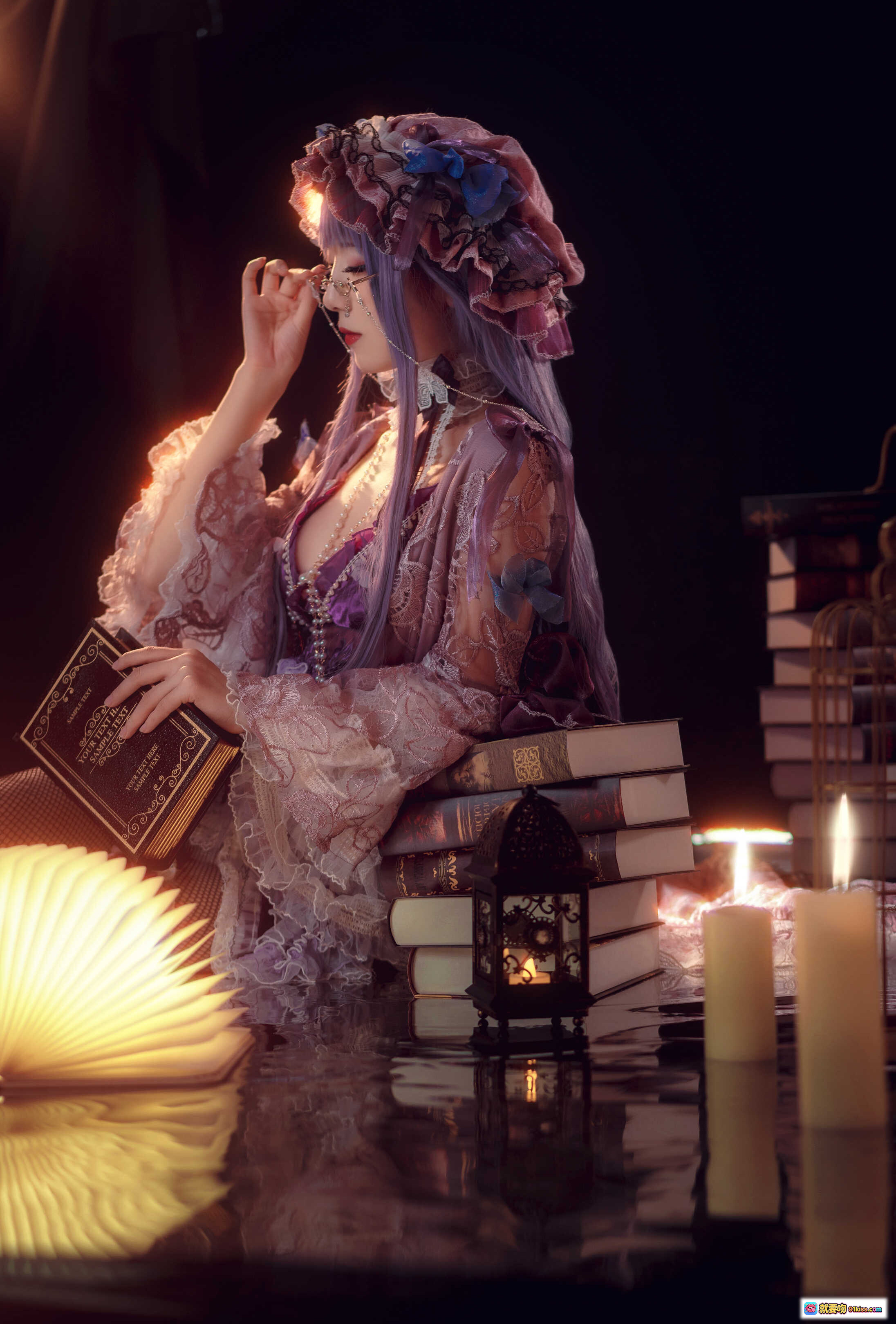 图片[3] - 弥音音NO.035帕秋莉洛丽塔写真｜紫色蕾丝裙+渔网袜+灯笼灯饰+复古书本光效+精致头饰+暗调氛围感美图 - 就要吻