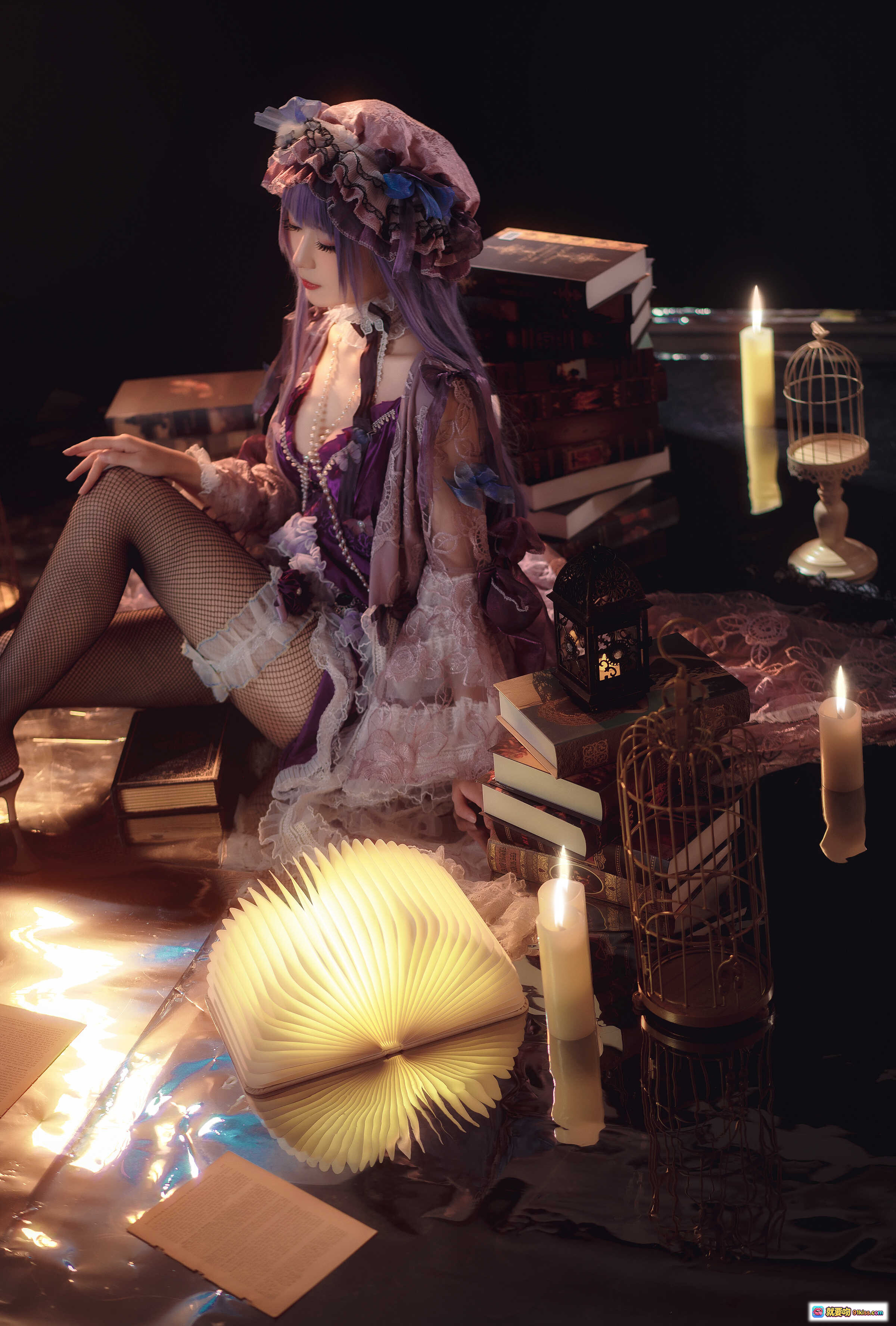 图片[7] - 弥音音NO.035帕秋莉洛丽塔写真｜紫色蕾丝裙+渔网袜+灯笼灯饰+复古书本光效+精致头饰+暗调氛围感美图 - 就要吻