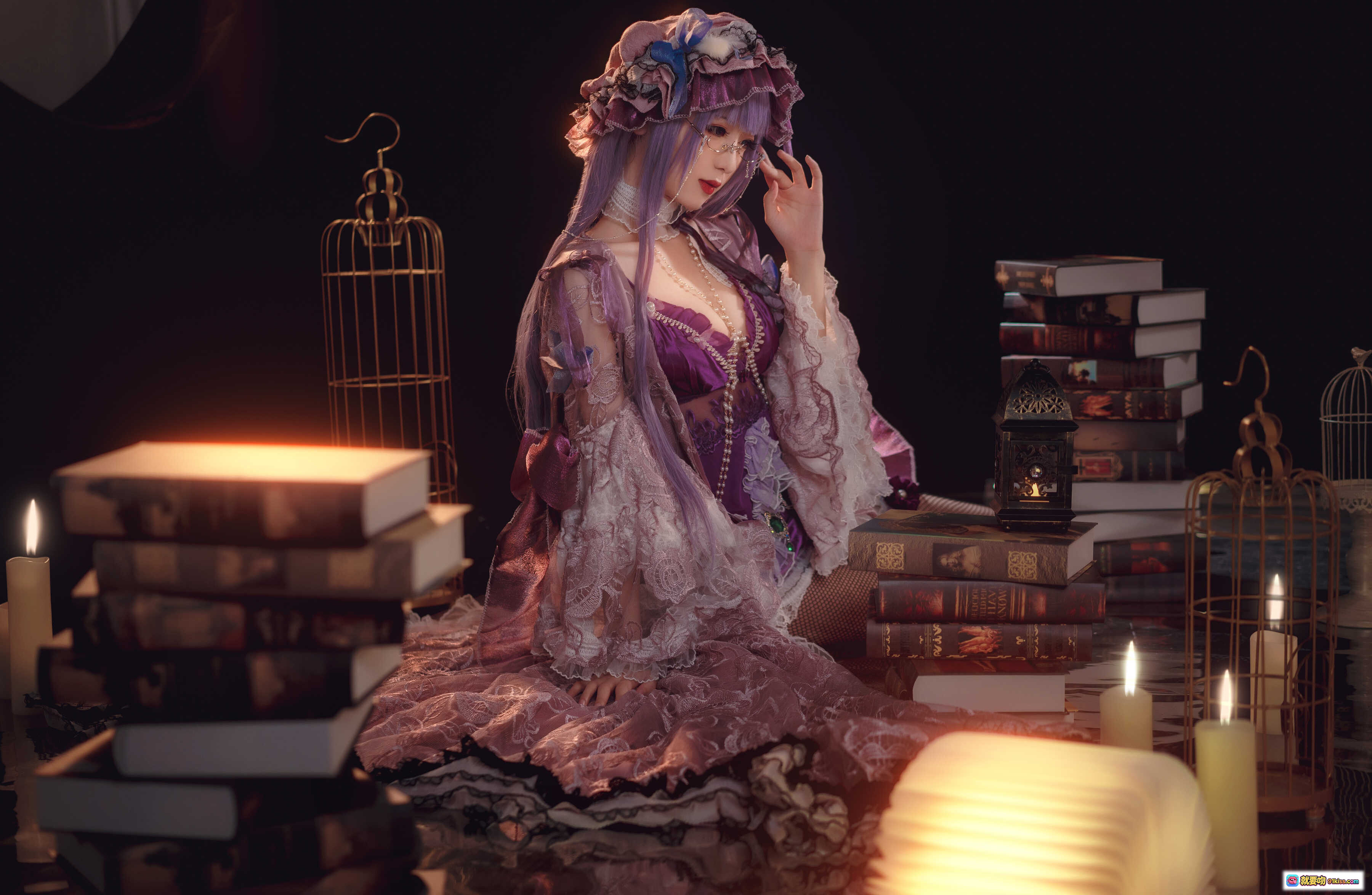 图片[10] - 弥音音NO.035帕秋莉洛丽塔写真｜紫色蕾丝裙+渔网袜+灯笼灯饰+复古书本光效+精致头饰+暗调氛围感美图 - 就要吻