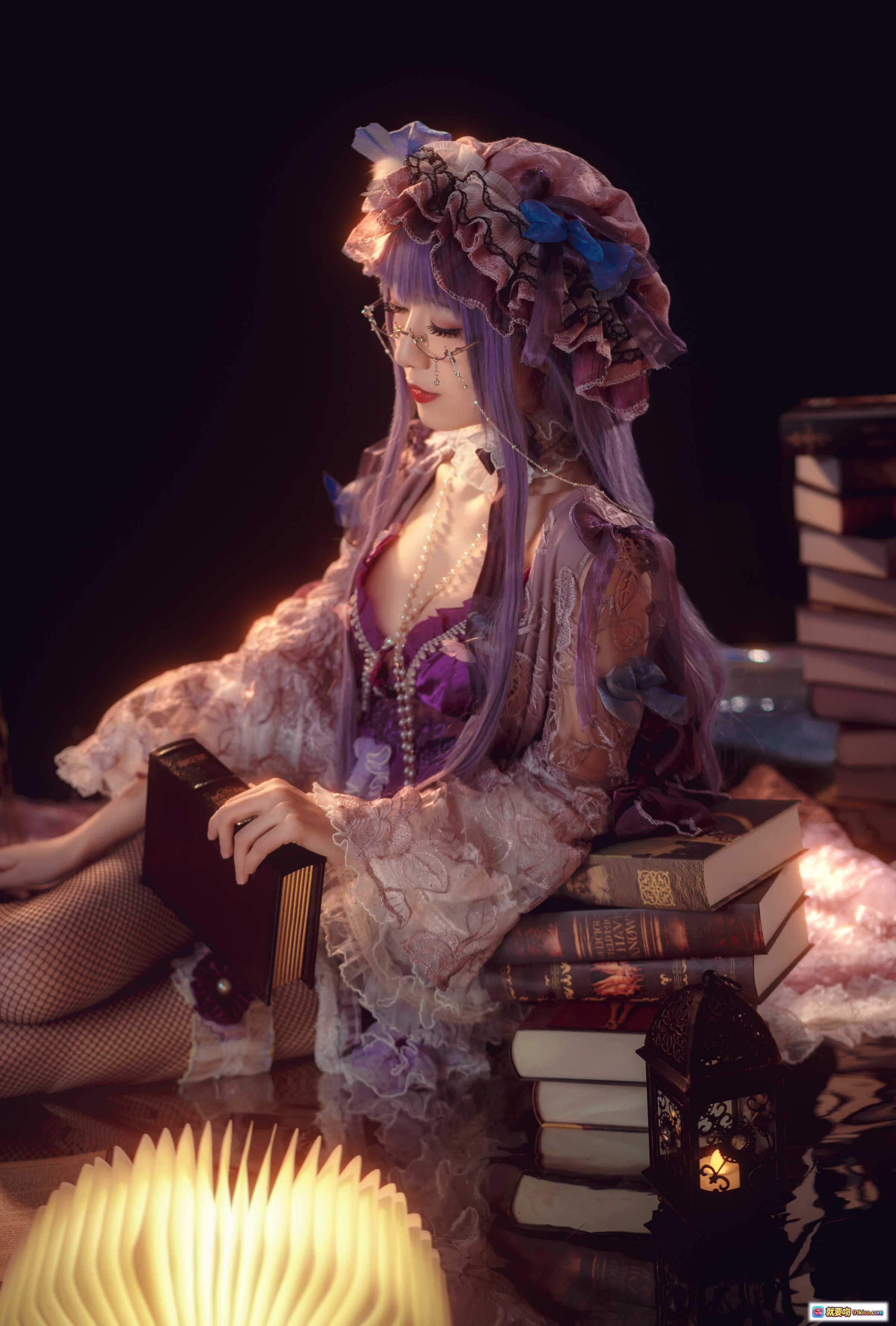 图片[9] - 弥音音NO.035帕秋莉洛丽塔写真｜紫色蕾丝裙+渔网袜+灯笼灯饰+复古书本光效+精致头饰+暗调氛围感美图 - 就要吻