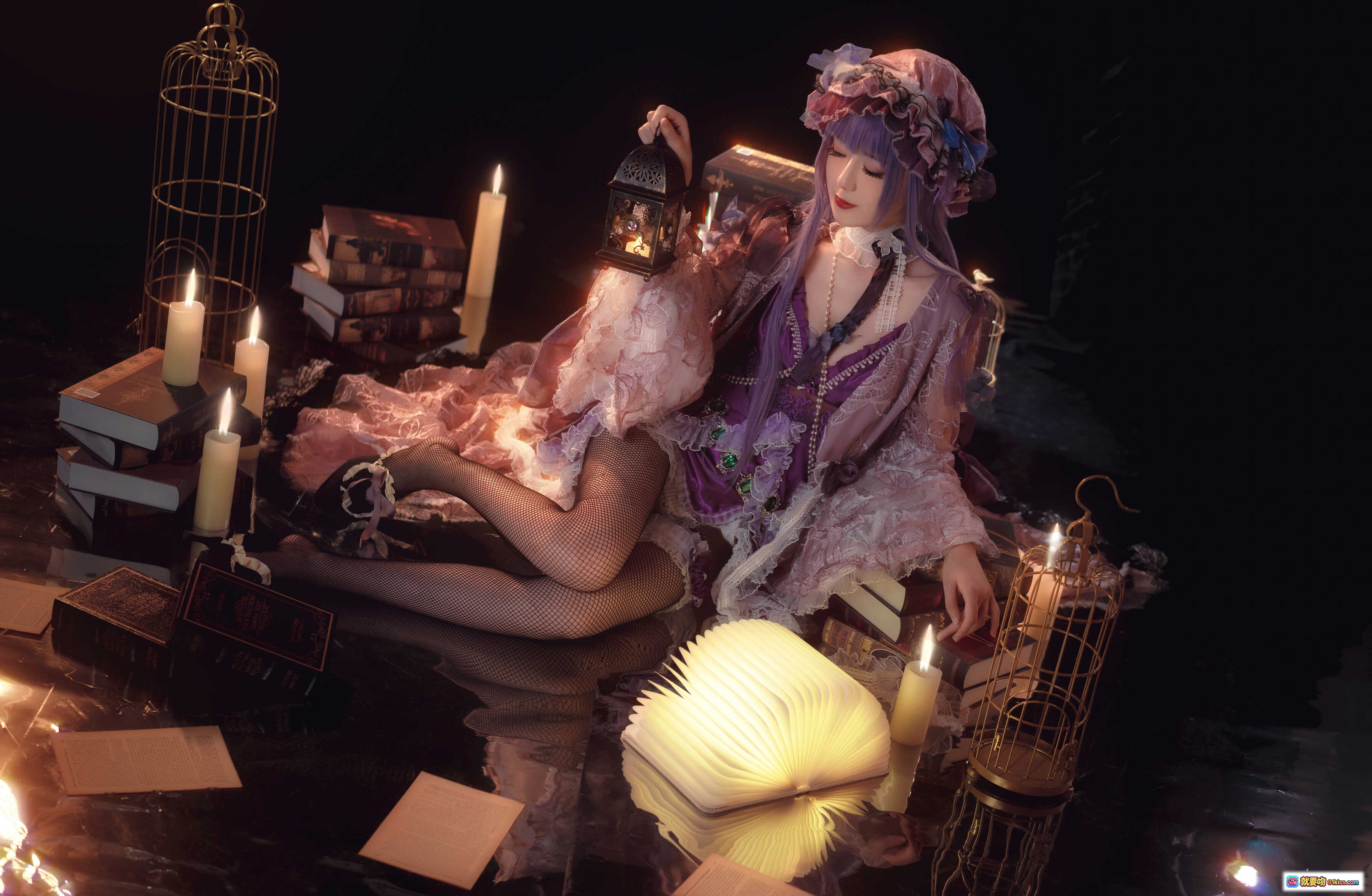 图片[4] - 弥音音NO.035帕秋莉洛丽塔写真｜紫色蕾丝裙+渔网袜+灯笼灯饰+复古书本光效+精致头饰+暗调氛围感美图 - 就要吻