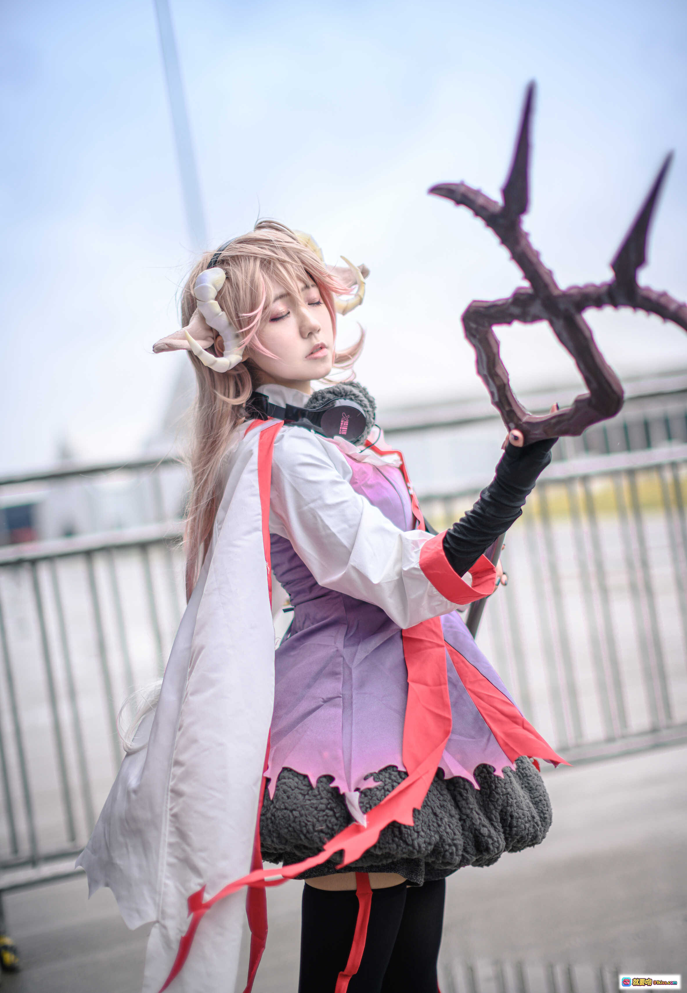 蓝小沂KiKi cos明日方舟艾雅法拉 精致还原角色造型 持法杖姿态优雅 二次元动漫COSPLAY写真 - 就要吻
