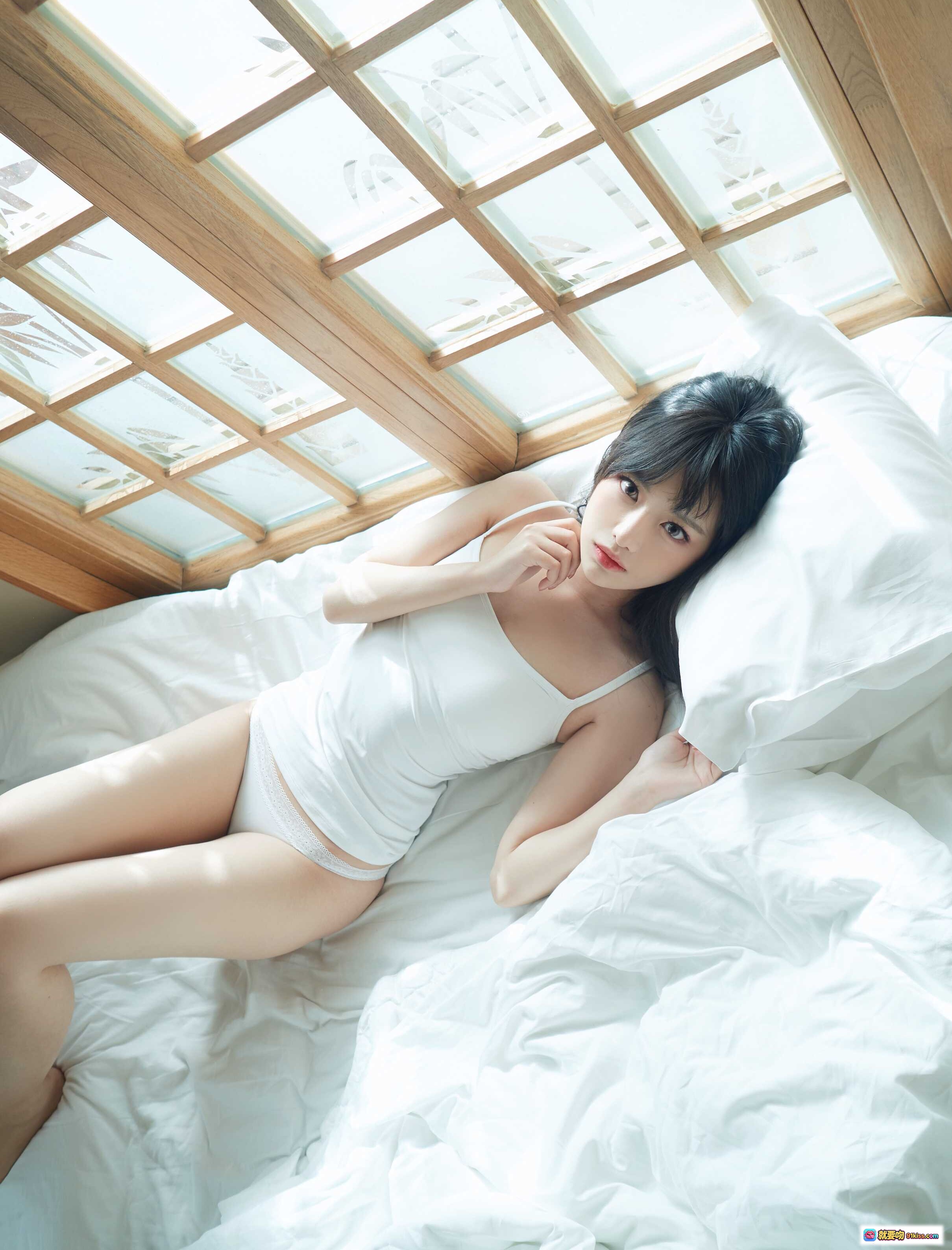 图片[5] - Shika小鹿鹿NO.018-026启蛰写真｜白色吊带睡衣少女床照｜日式窗景柔光氛围感｜高清155P私房美图 - 就要吻