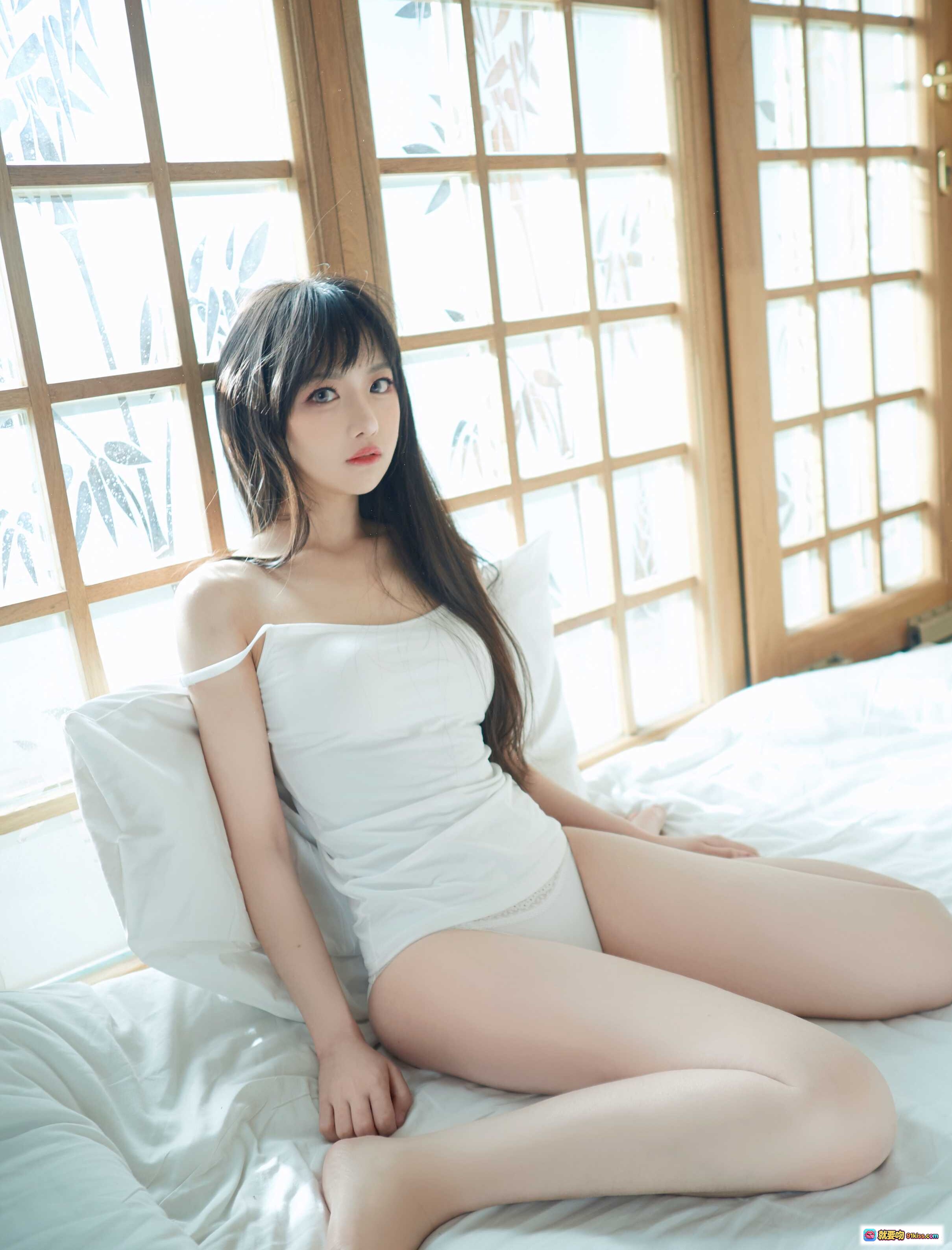 图片[2] - Shika小鹿鹿NO.018-026启蛰写真｜白色吊带睡衣少女床照｜日式窗景柔光氛围感｜高清155P私房美图 - 就要吻