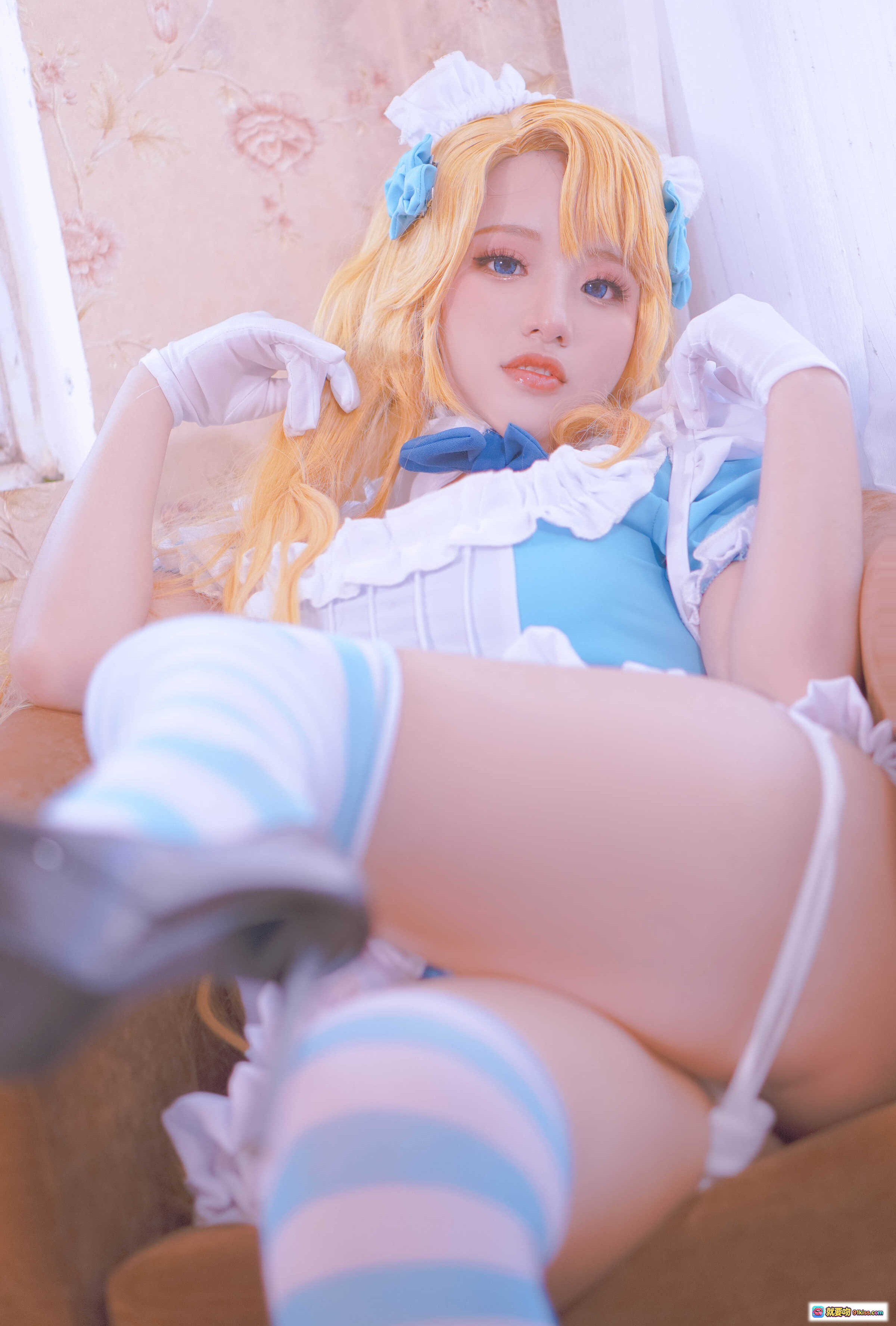 图片[6] - 越南COSER Chono Black NO.005 Emile Bertin《碧蓝航线》蓝白女仆装+条纹袜+高跟鞋性感背影写真 - 就要吻