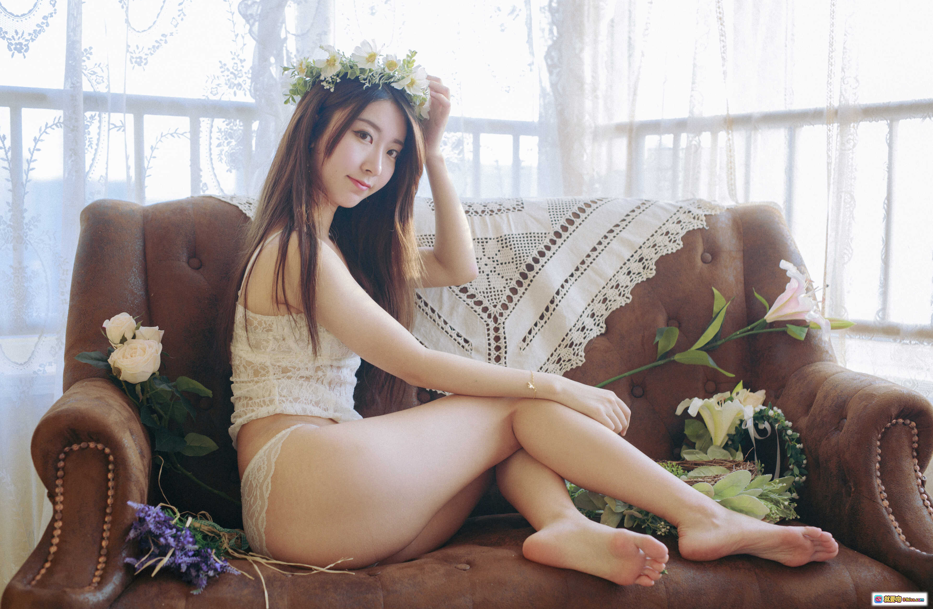 图片[7] - 黑川NO.052花与夕阳写真｜蕾丝内衣少女头戴花环持薰衣草｜复古沙发柔光私房摄影43P - 就要吻
