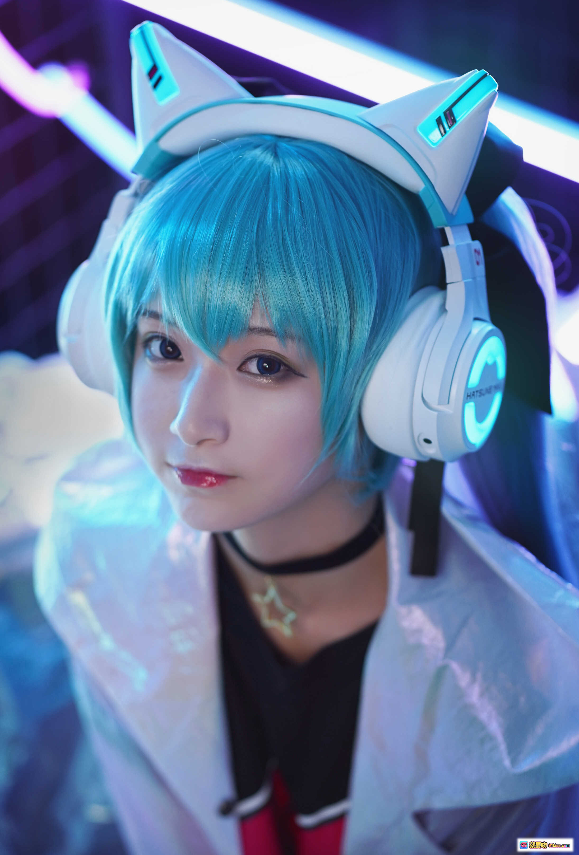 图片[9] - 铁板烧鬼舞w NO.028 妖舞耳机Miku Cosplay 炫彩蓝发 霓虹灯光 未来风外套 潮流穿搭 坐姿写真 18P1V-232M - 就要吻