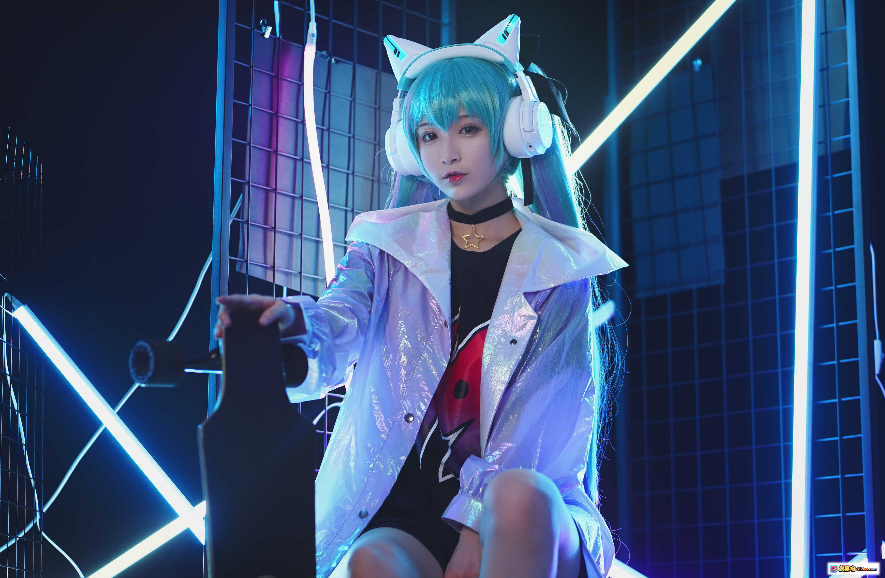 图片[5] - 铁板烧鬼舞w NO.028 妖舞耳机Miku Cosplay 炫彩蓝发 霓虹灯光 未来风外套 潮流穿搭 坐姿写真 18P1V-232M - 就要吻