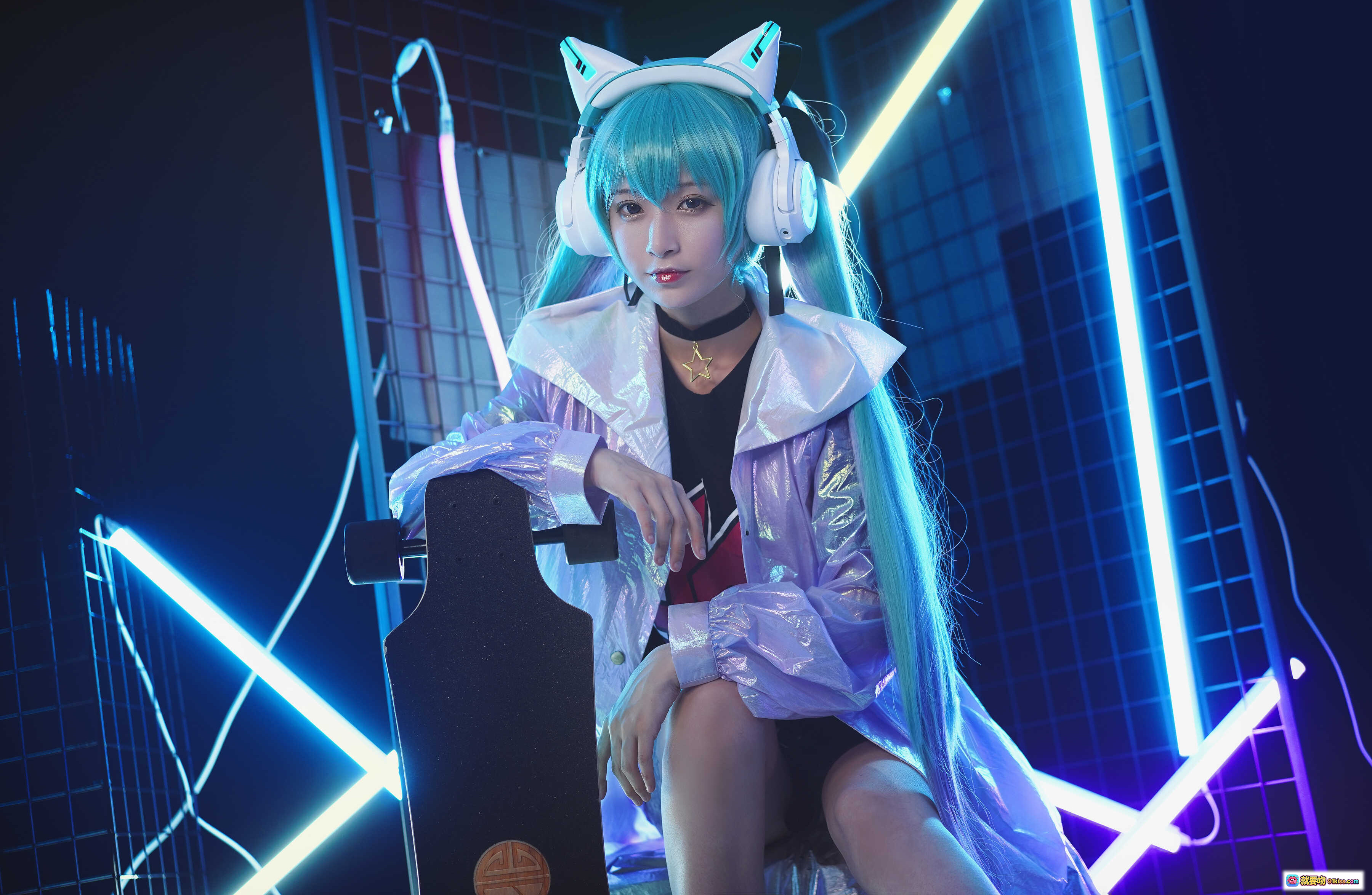 图片[2] - 铁板烧鬼舞w NO.028 妖舞耳机Miku Cosplay 炫彩蓝发 霓虹灯光 未来风外套 潮流穿搭 坐姿写真 18P1V-232M - 就要吻