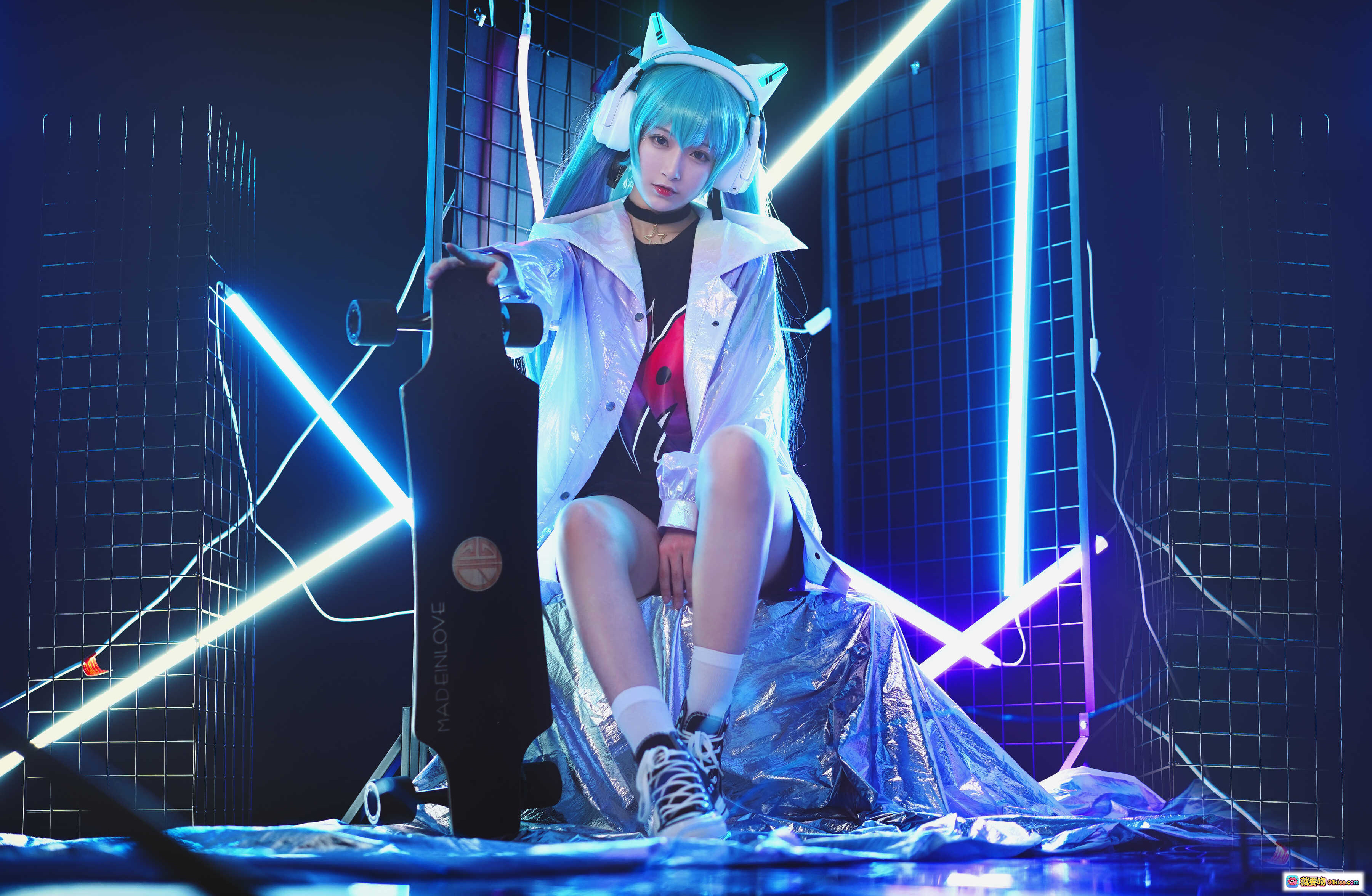 图片[4] - 铁板烧鬼舞w NO.028 妖舞耳机Miku Cosplay 炫彩蓝发 霓虹灯光 未来风外套 潮流穿搭 坐姿写真 18P1V-232M - 就要吻