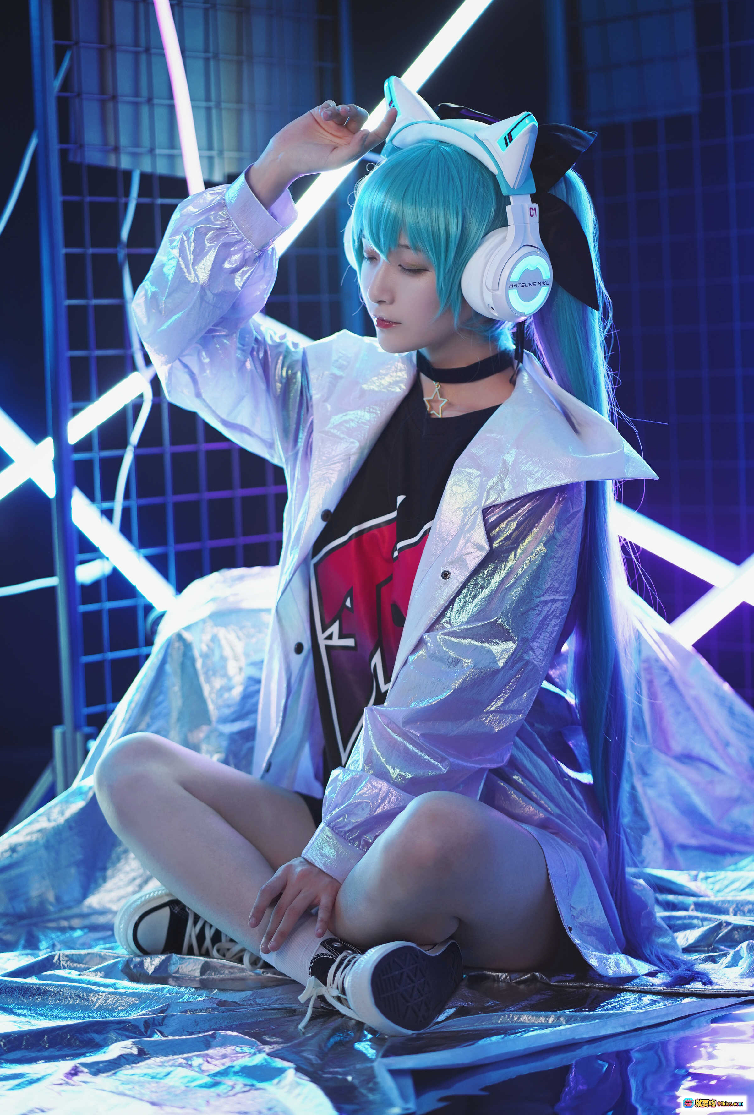 铁板烧鬼舞w NO.028 妖舞耳机Miku Cosplay 炫彩蓝发 霓虹灯光 未来风外套 潮流穿搭 坐姿写真 18P1V-232M - 就要吻