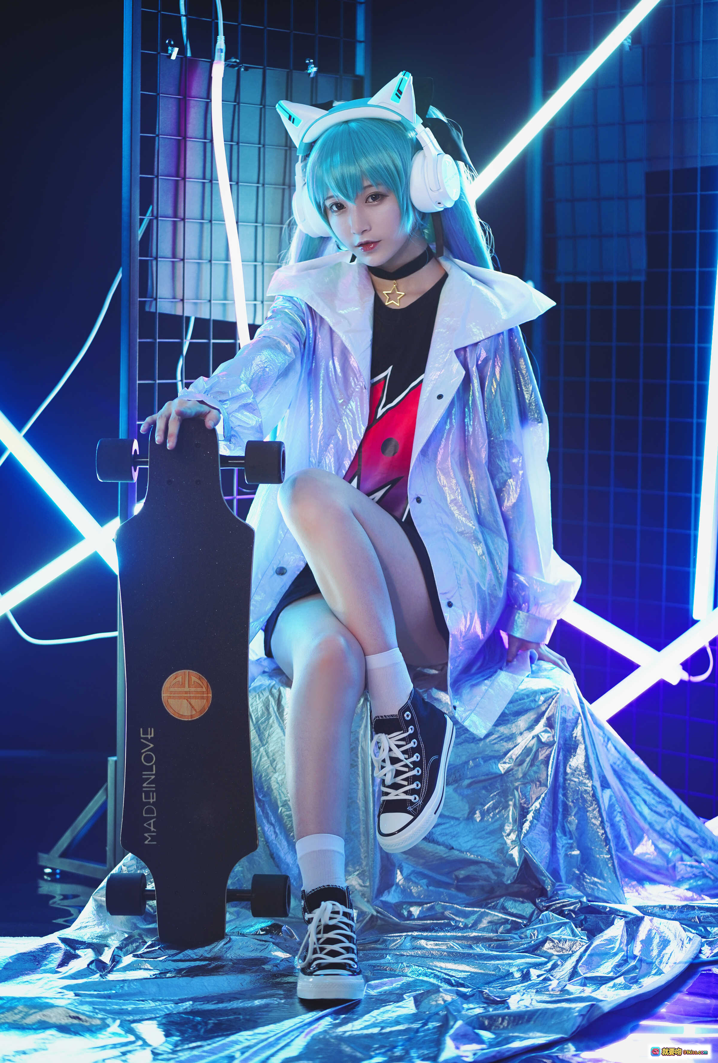 图片[7] - 铁板烧鬼舞w NO.028 妖舞耳机Miku Cosplay 炫彩蓝发 霓虹灯光 未来风外套 潮流穿搭 坐姿写真 18P1V-232M - 就要吻