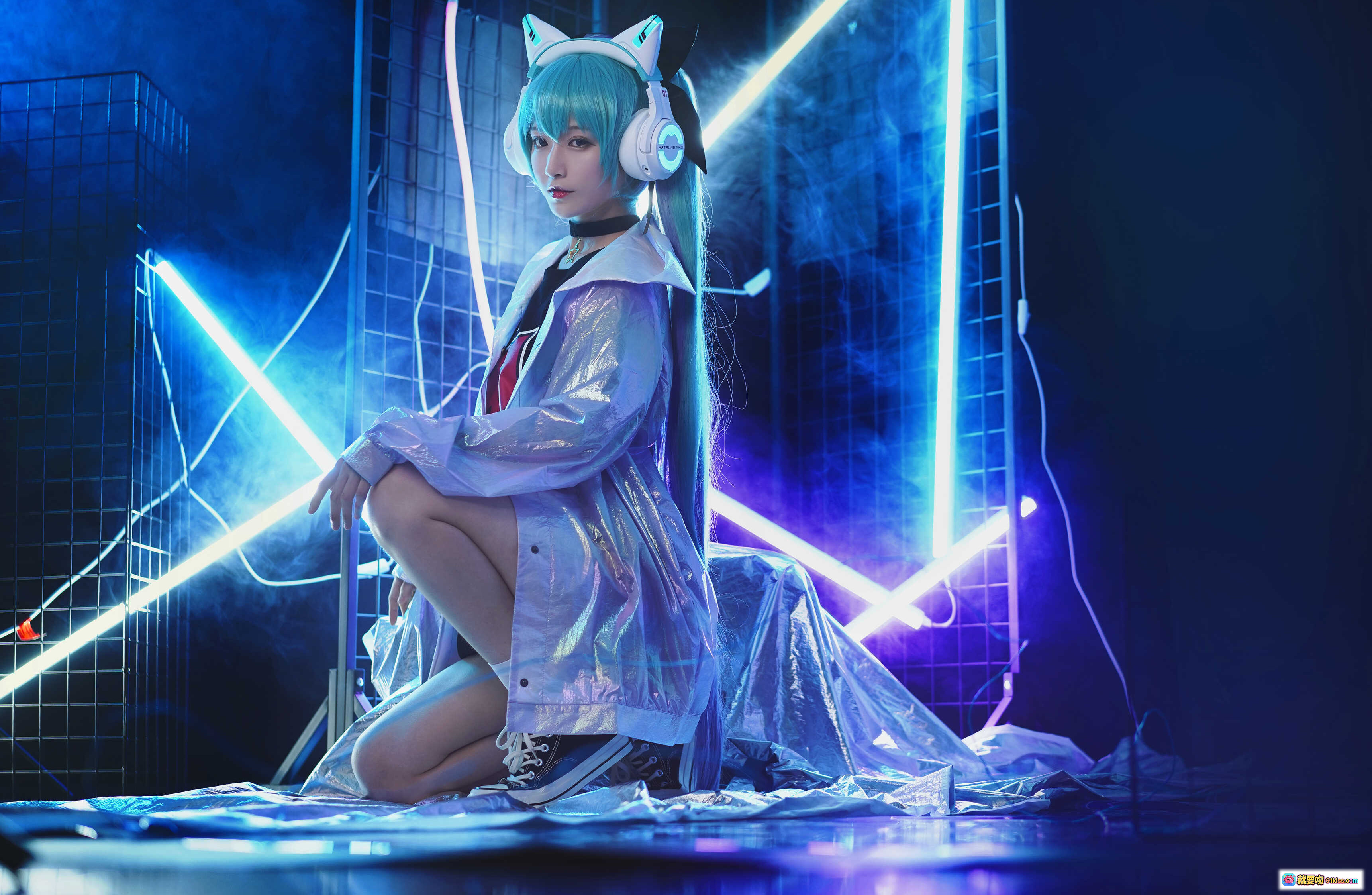 图片[10] - 铁板烧鬼舞w NO.028 妖舞耳机Miku Cosplay 炫彩蓝发 霓虹灯光 未来风外套 潮流穿搭 坐姿写真 18P1V-232M - 就要吻