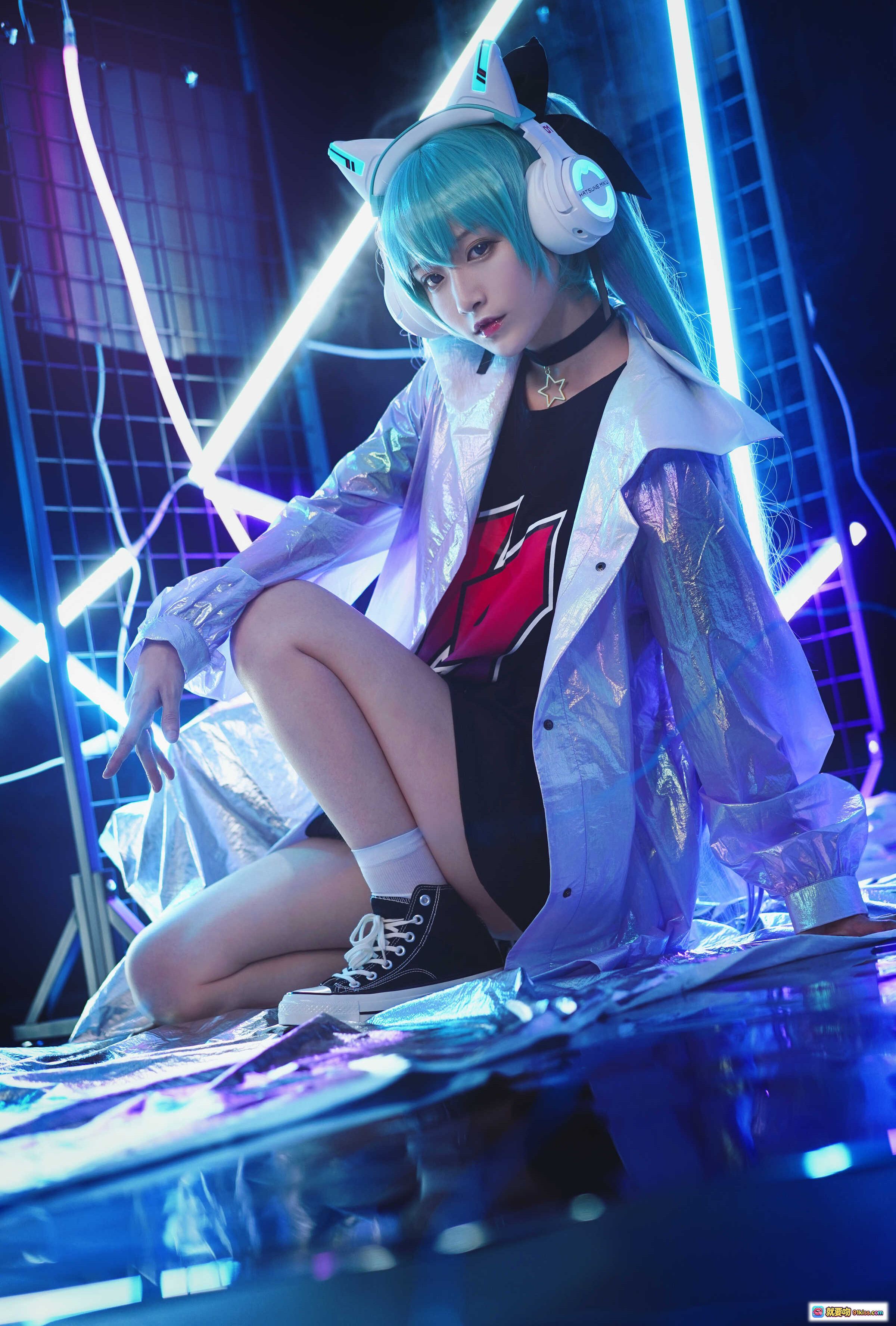 图片[3] - 铁板烧鬼舞w NO.028 妖舞耳机Miku Cosplay 炫彩蓝发 霓虹灯光 未来风外套 潮流穿搭 坐姿写真 18P1V-232M - 就要吻