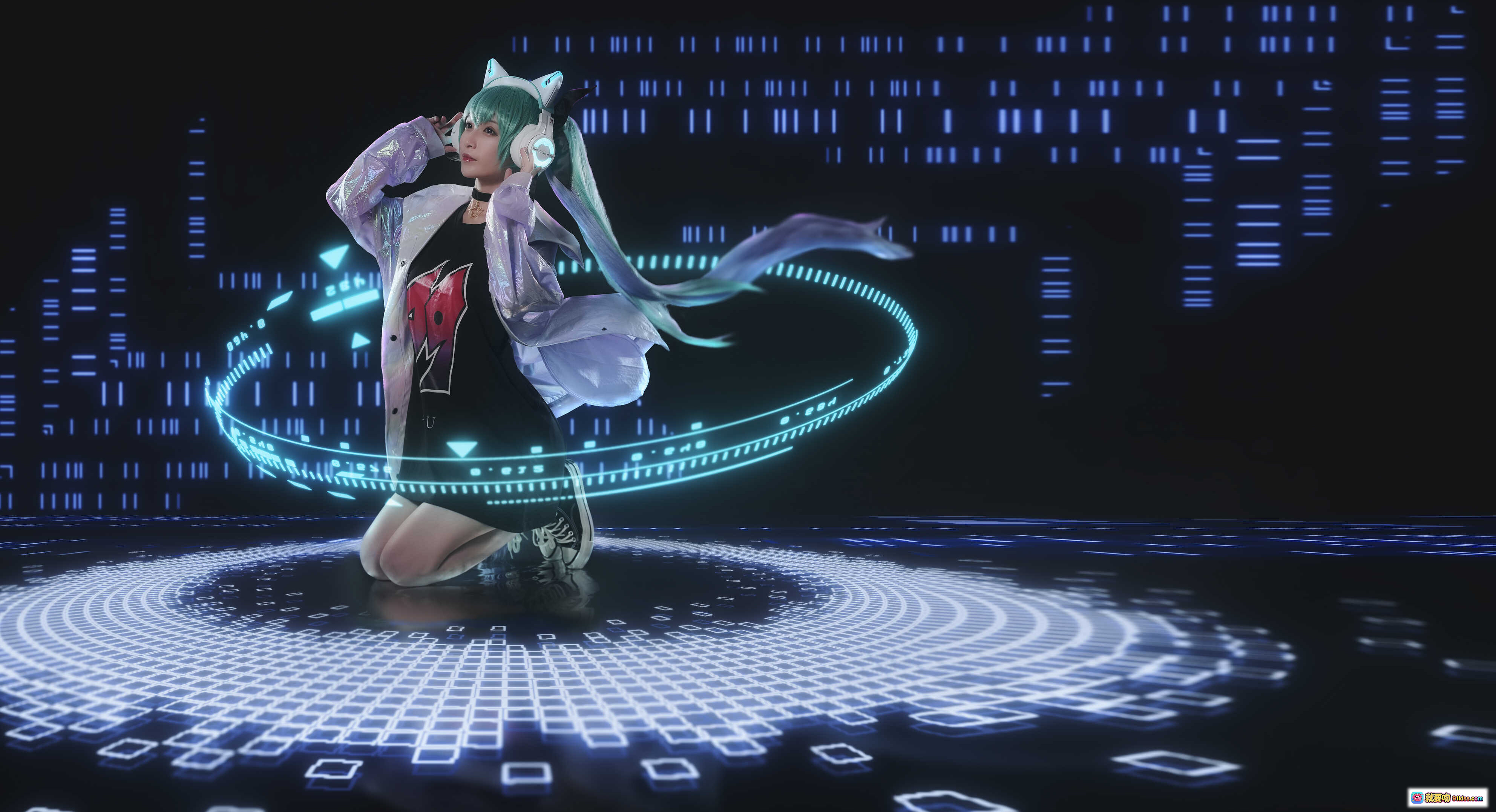 图片[6] - 铁板烧鬼舞w NO.028 妖舞耳机Miku Cosplay 炫彩蓝发 霓虹灯光 未来风外套 潮流穿搭 坐姿写真 18P1V-232M - 就要吻