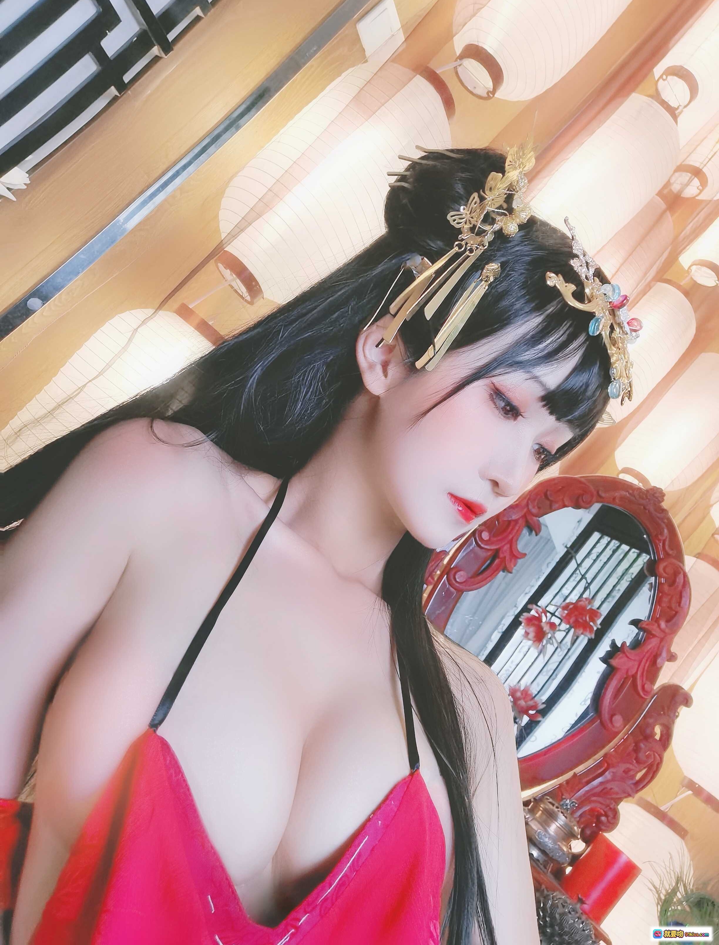 图片[2] - 三度_69 NO.056 逸仙古风自拍｜红金刺绣汉服+精致发饰+古典妆容+室内雅致布景 - 就要吻