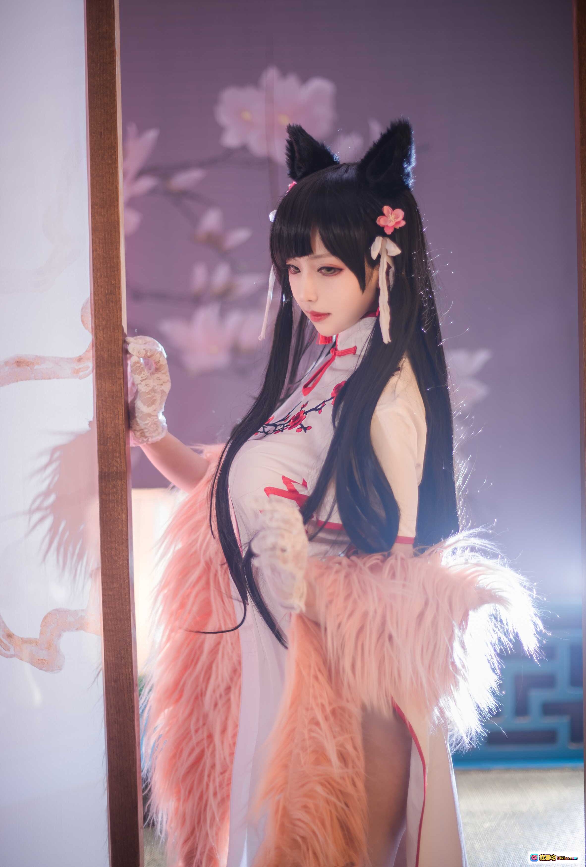 图片[2] - Shika小鹿鹿NO.009爱宕旗袍写真｜猫耳少女古风旗袍Cosplay｜樱花背景柔光氛围感｜粉色毛绒披肩精致妆容 - 就要吻