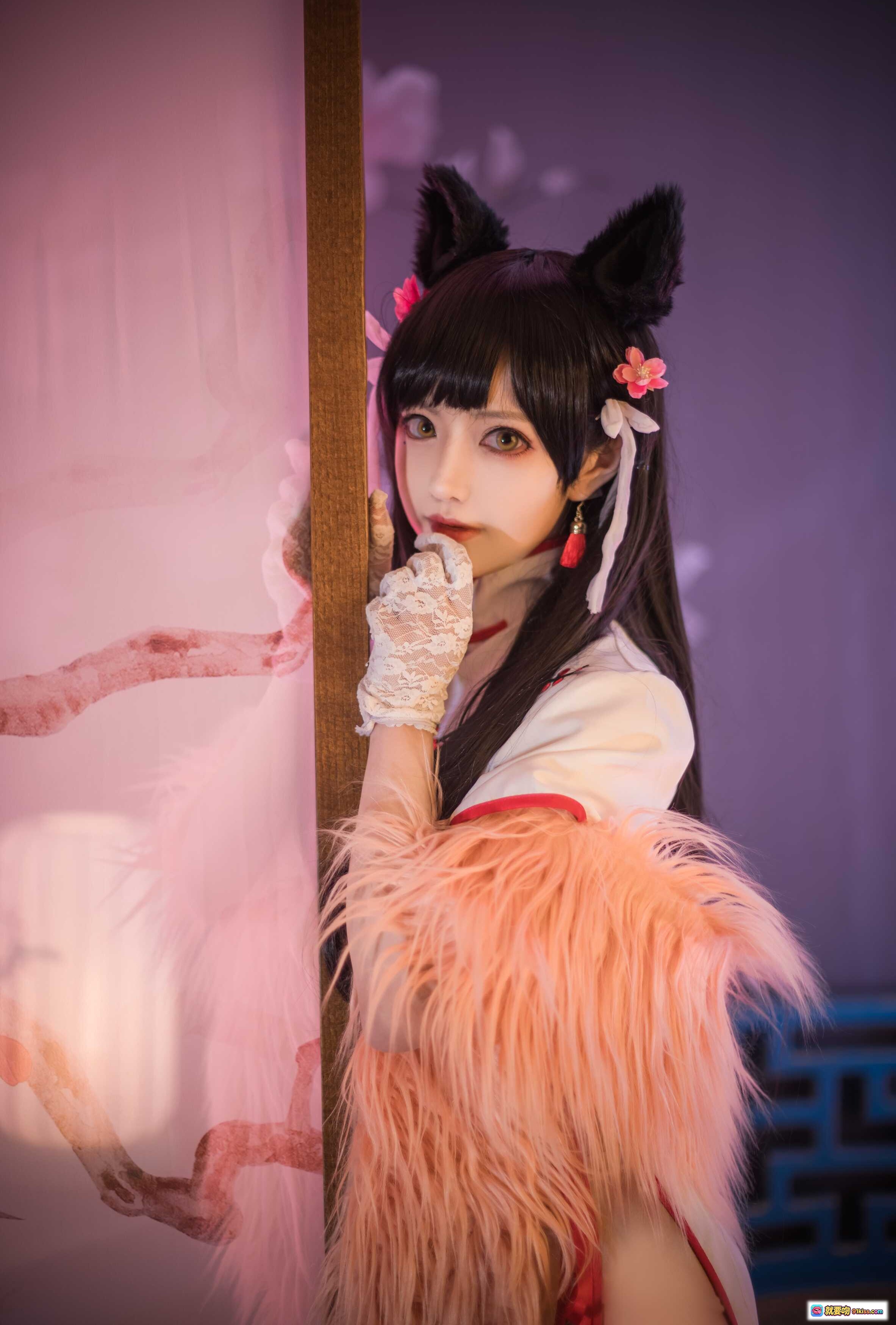 图片[10] - Shika小鹿鹿NO.009爱宕旗袍写真｜猫耳少女古风旗袍Cosplay｜樱花背景柔光氛围感｜粉色毛绒披肩精致妆容 - 就要吻