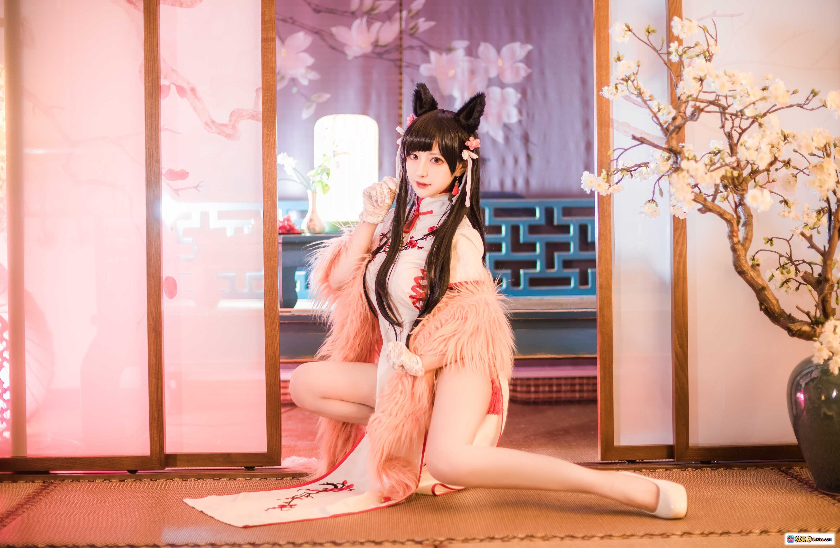 图片[9] - Shika小鹿鹿NO.009爱宕旗袍写真｜猫耳少女古风旗袍Cosplay｜樱花背景柔光氛围感｜粉色毛绒披肩精致妆容 - 就要吻