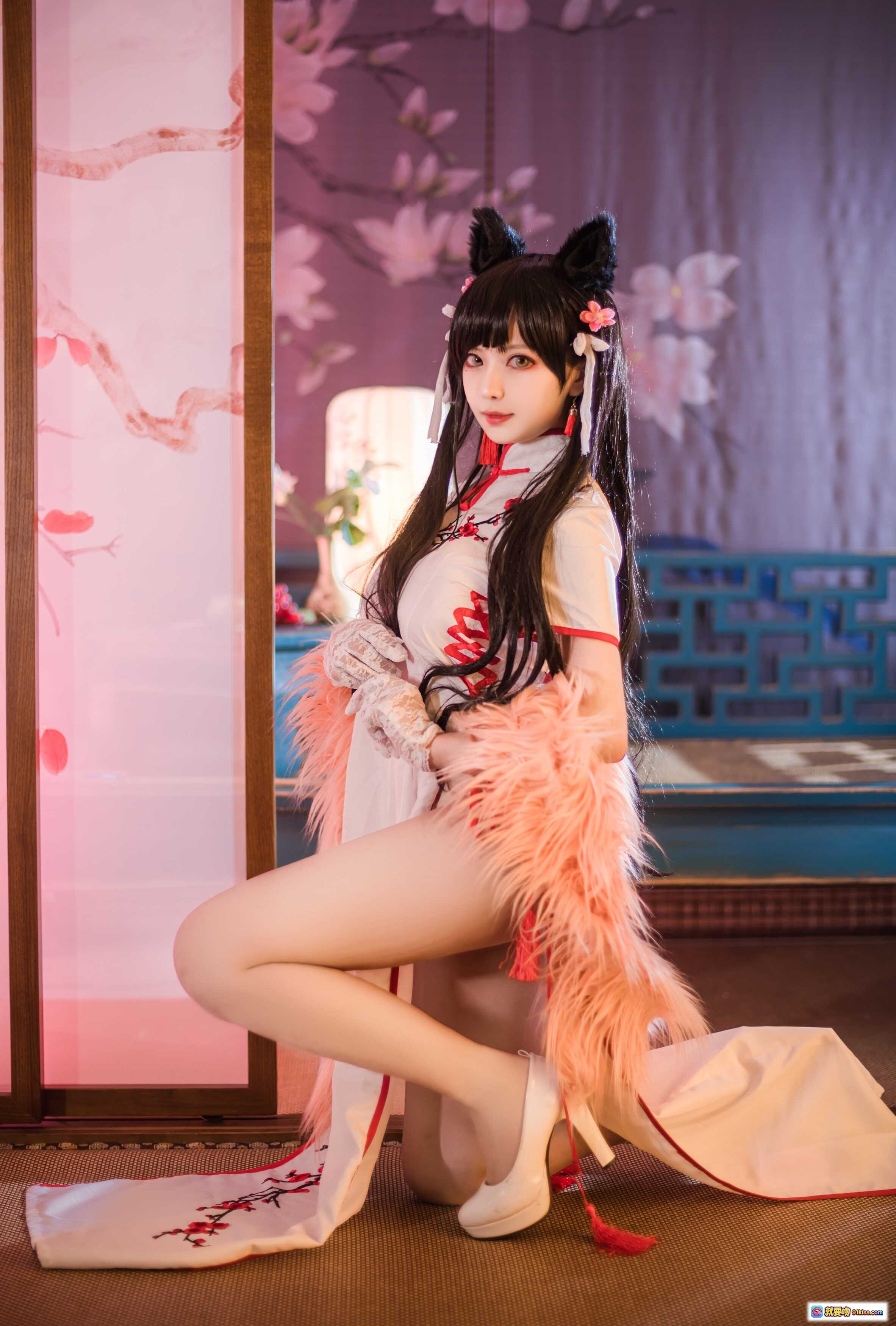 图片[7] - Shika小鹿鹿NO.009爱宕旗袍写真｜猫耳少女古风旗袍Cosplay｜樱花背景柔光氛围感｜粉色毛绒披肩精致妆容 - 就要吻