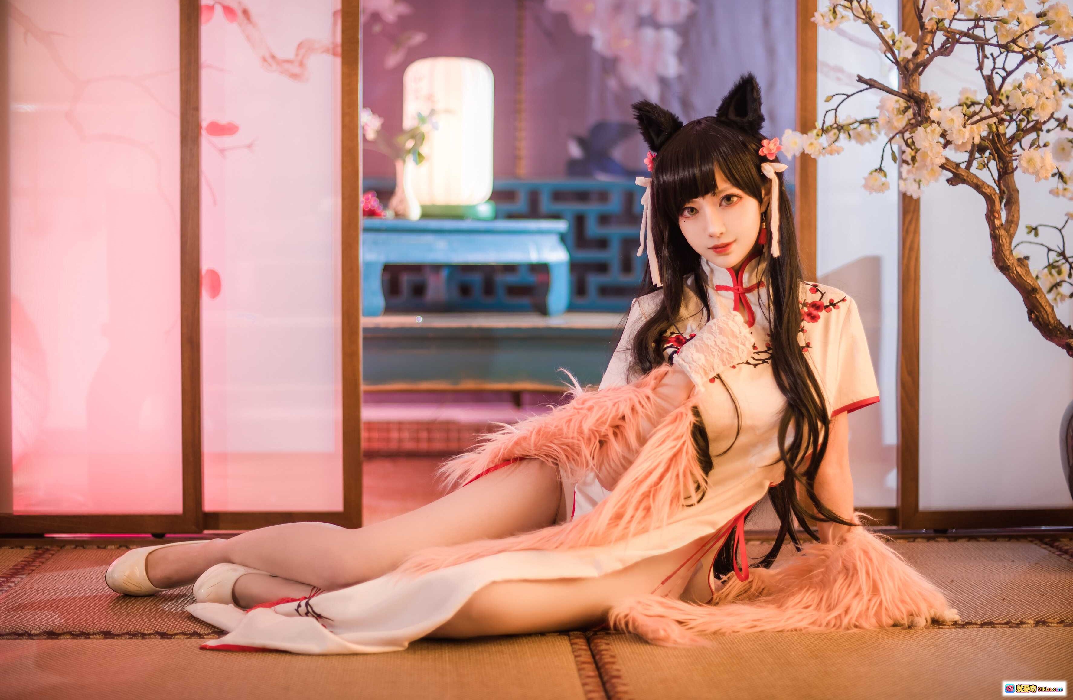 图片[8] - Shika小鹿鹿NO.009爱宕旗袍写真｜猫耳少女古风旗袍Cosplay｜樱花背景柔光氛围感｜粉色毛绒披肩精致妆容 - 就要吻