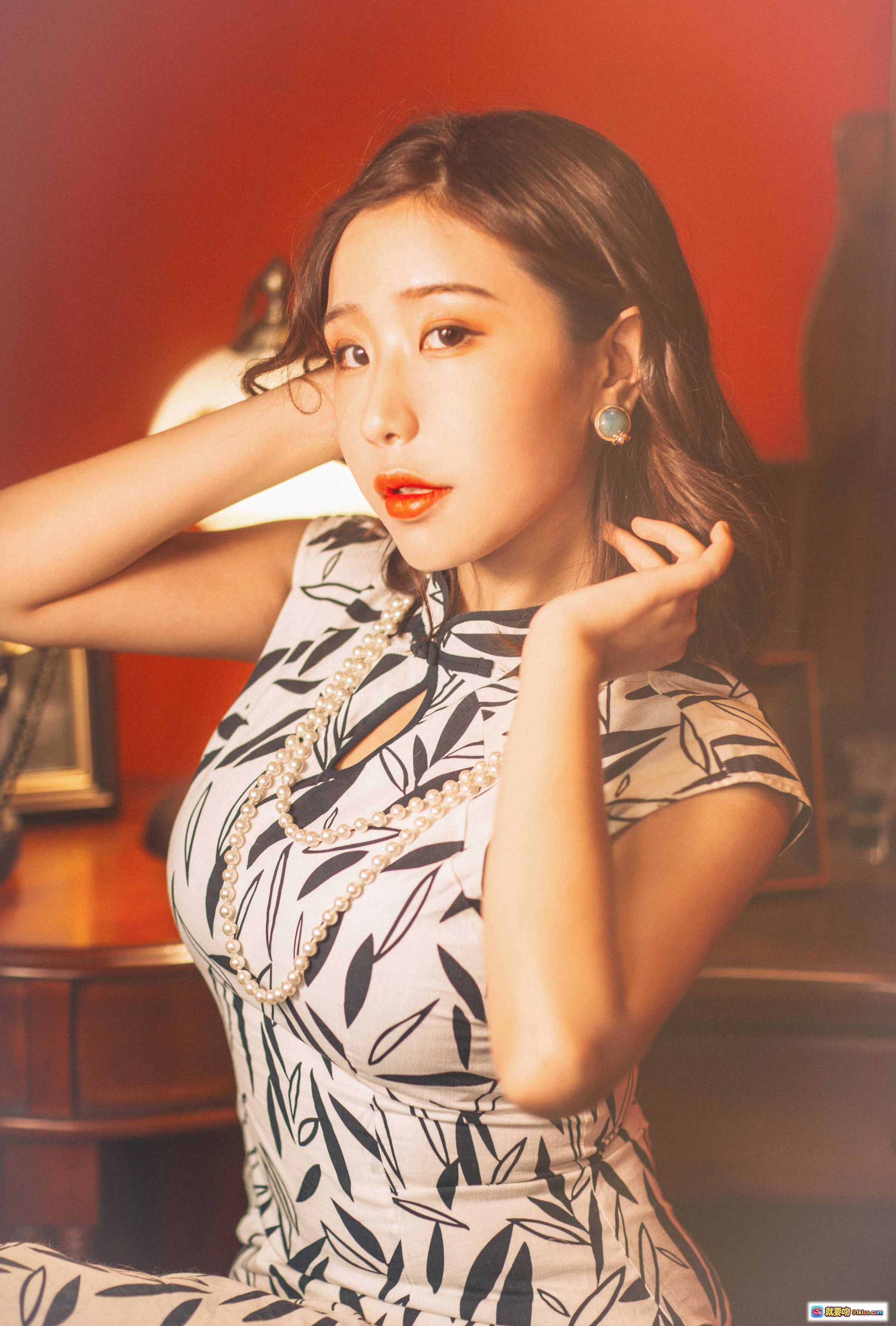 穆零Mu0 NO.04 白玫瑰写真｜优雅旗袍少女｜珍珠项链复古风｜红墙暖光人像摄影 - 就要吻