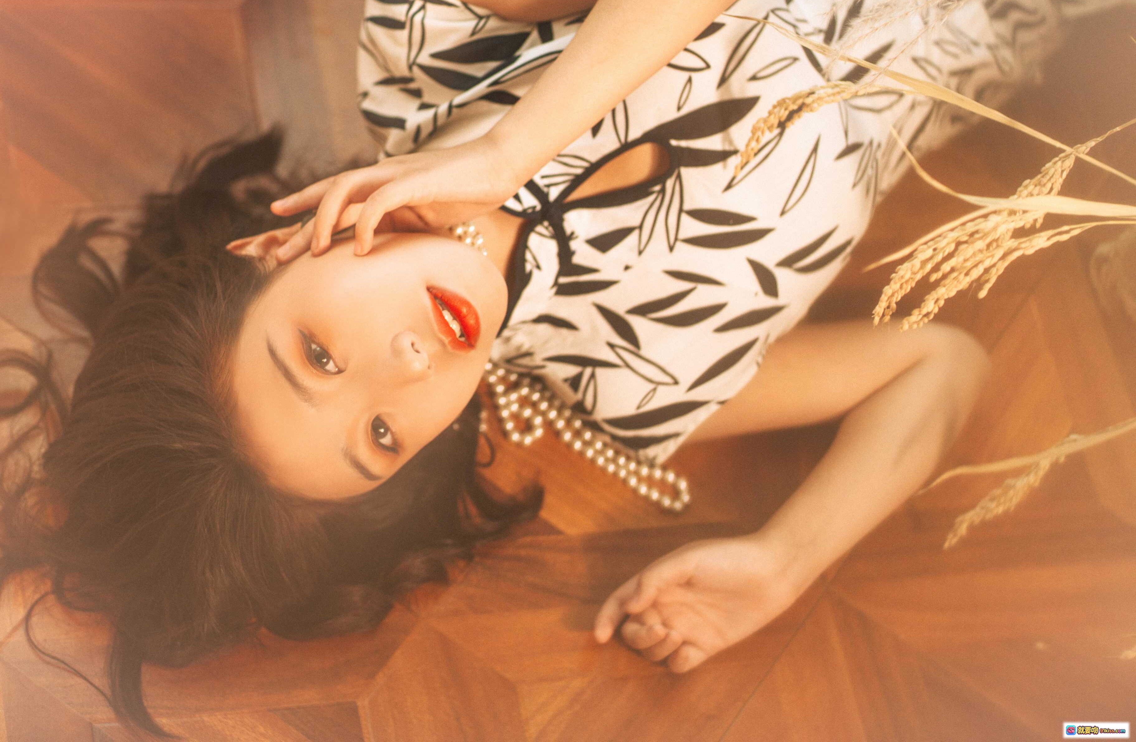 图片[3] - 穆零Mu0 NO.04 白玫瑰写真｜优雅旗袍少女｜珍珠项链复古风｜红墙暖光人像摄影 - 就要吻