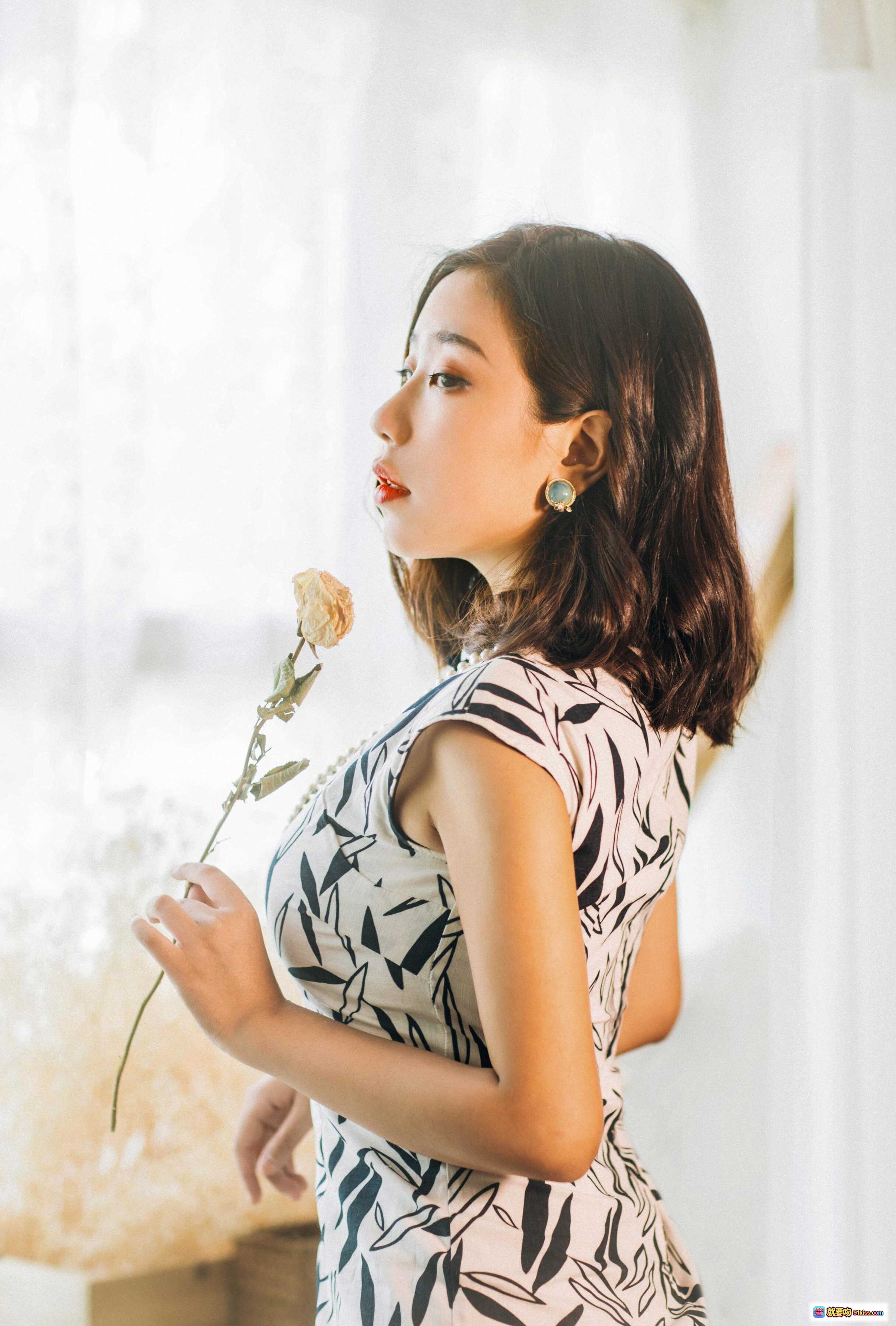 图片[2] - 穆零Mu0 NO.04 白玫瑰写真｜优雅旗袍少女｜珍珠项链复古风｜红墙暖光人像摄影 - 就要吻