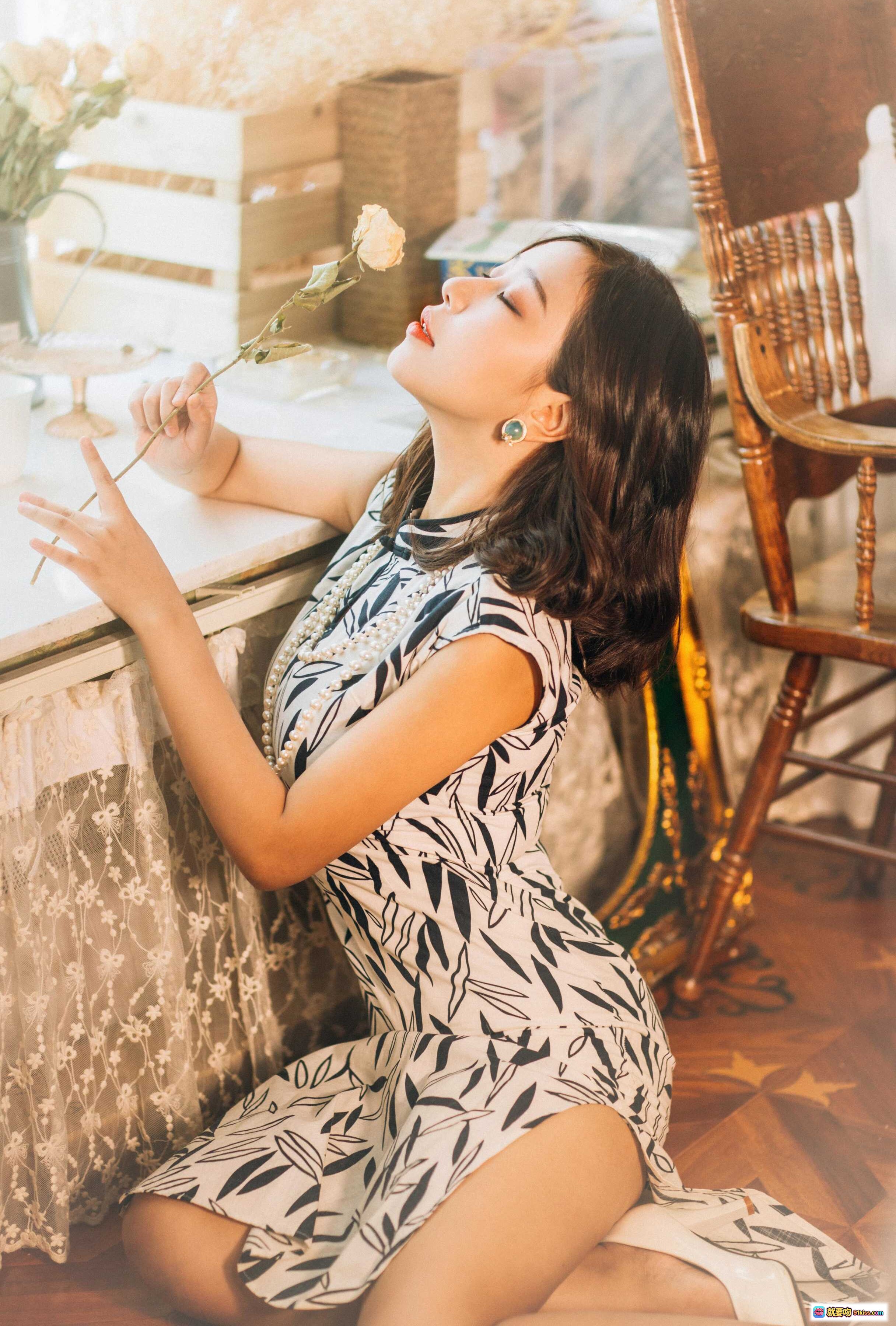 图片[4] - 穆零Mu0 NO.04 白玫瑰写真｜优雅旗袍少女｜珍珠项链复古风｜红墙暖光人像摄影 - 就要吻