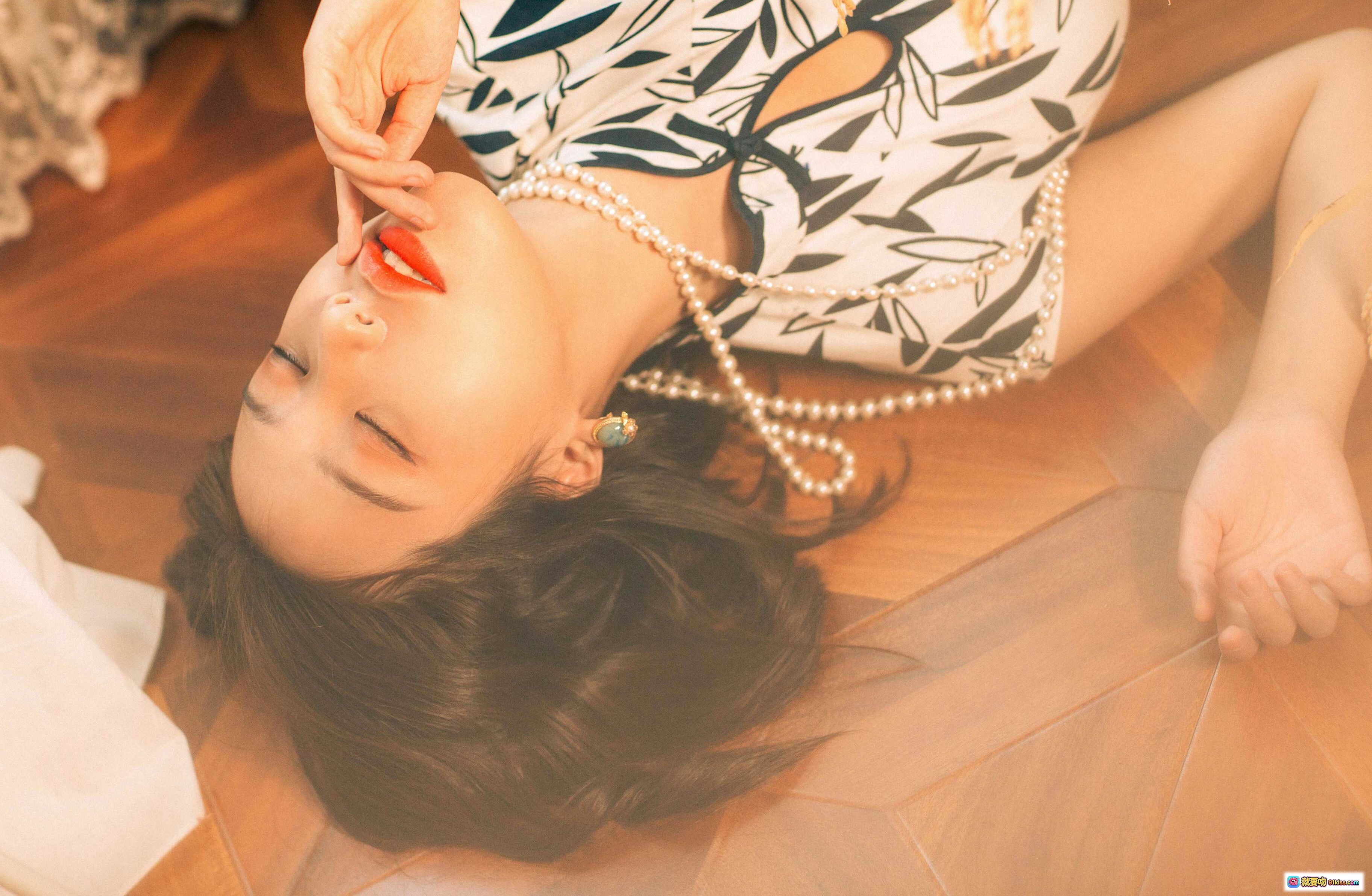 图片[7] - 穆零Mu0 NO.04 白玫瑰写真｜优雅旗袍少女｜珍珠项链复古风｜红墙暖光人像摄影 - 就要吻