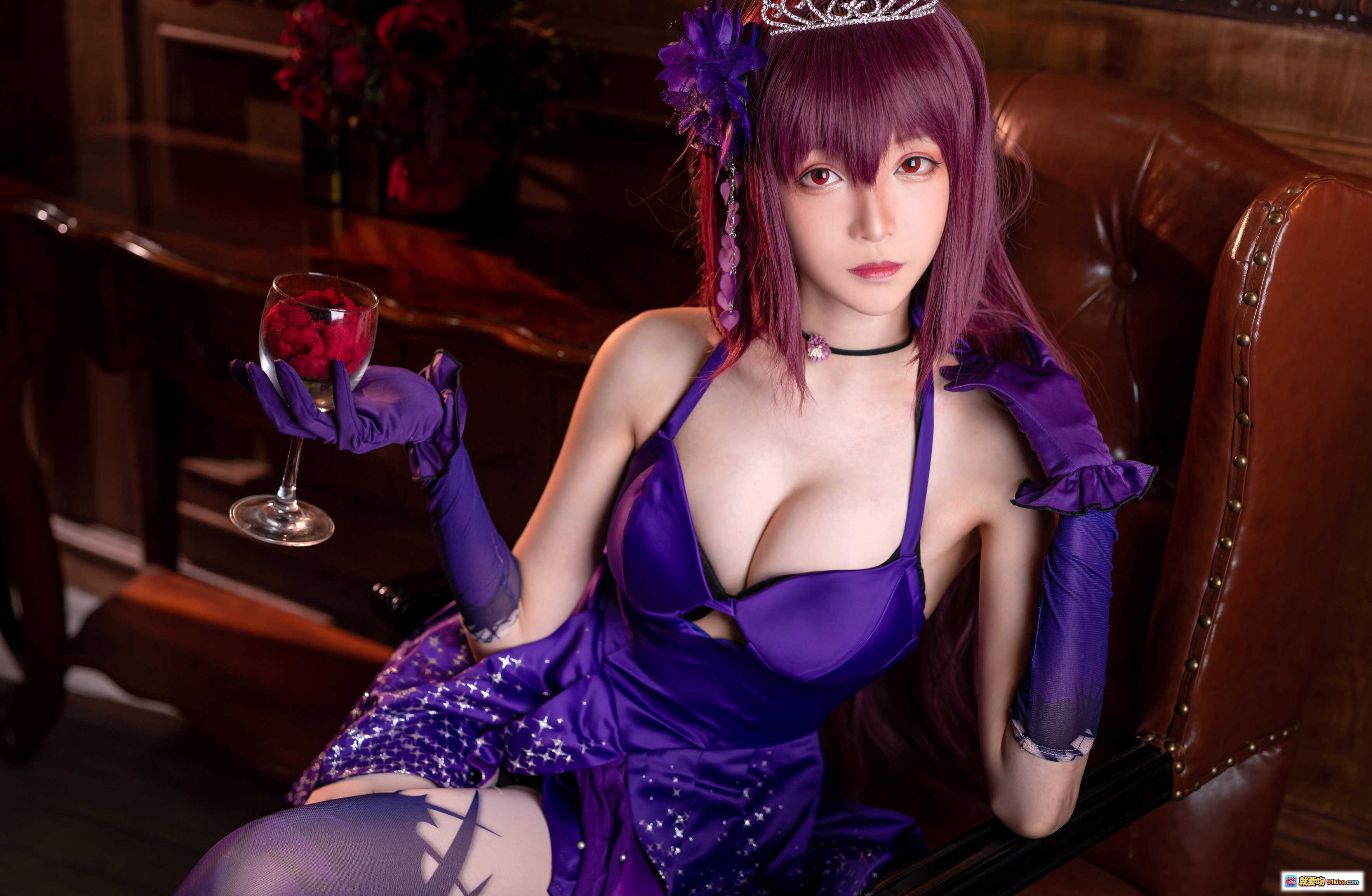 图片[1] - 青青子Js NO.007 Fate斯卡哈2紫色礼服cosplay写真 皇冠手套红酒杯优雅坐姿37P高清图集 - 就要吻