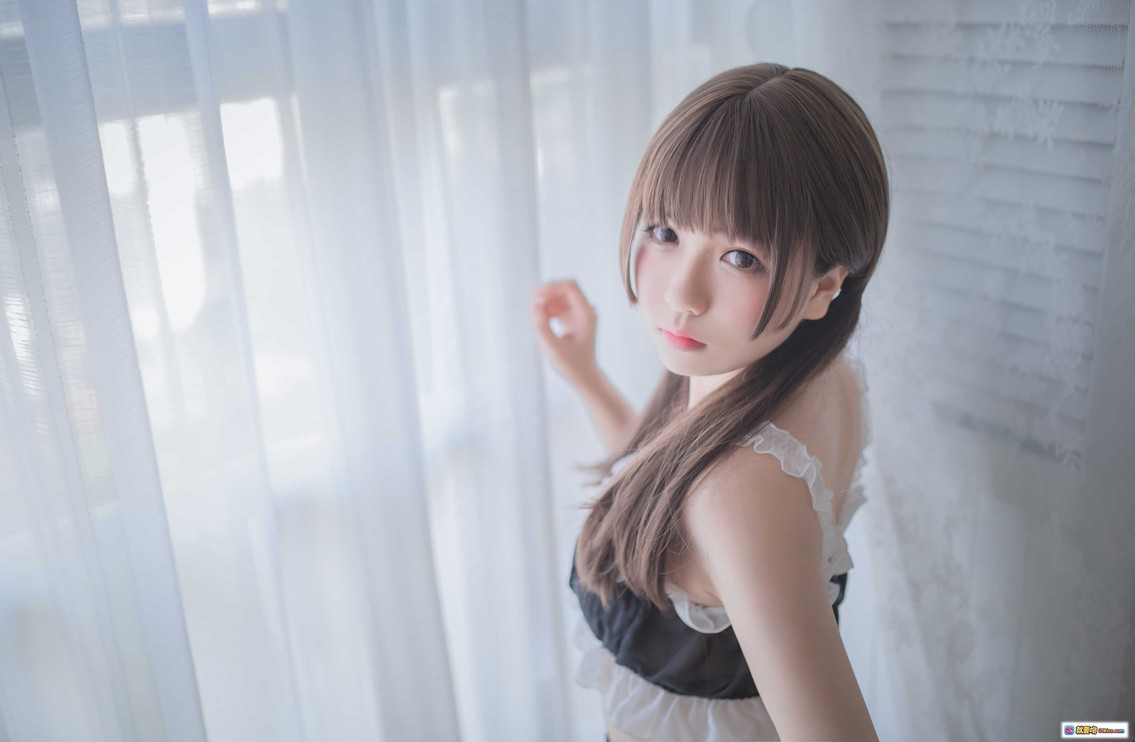 白金saki吊带袜私房写真｜B站萌妹子NO.003｜甜美少女风｜窗边柔光拍摄｜25P高清图集 - 就要吻