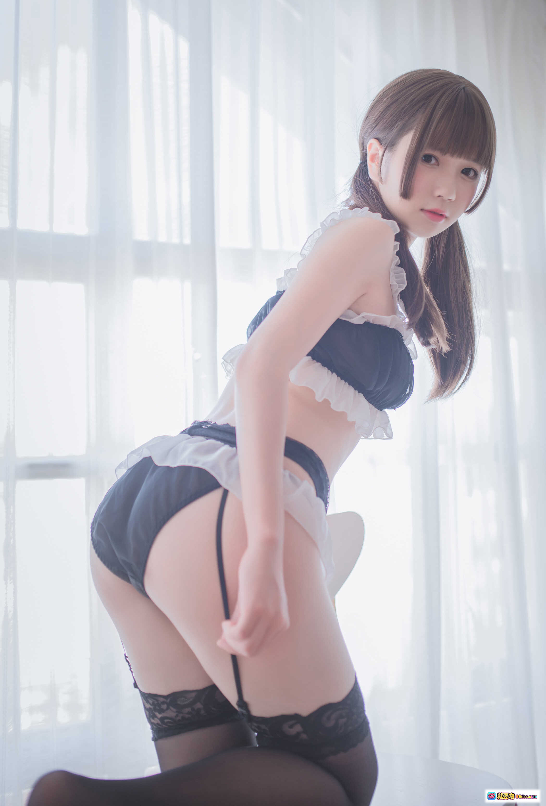 图片[8] - 白金saki吊带袜私房写真｜B站萌妹子NO.003｜甜美少女风｜窗边柔光拍摄｜25P高清图集 - 就要吻