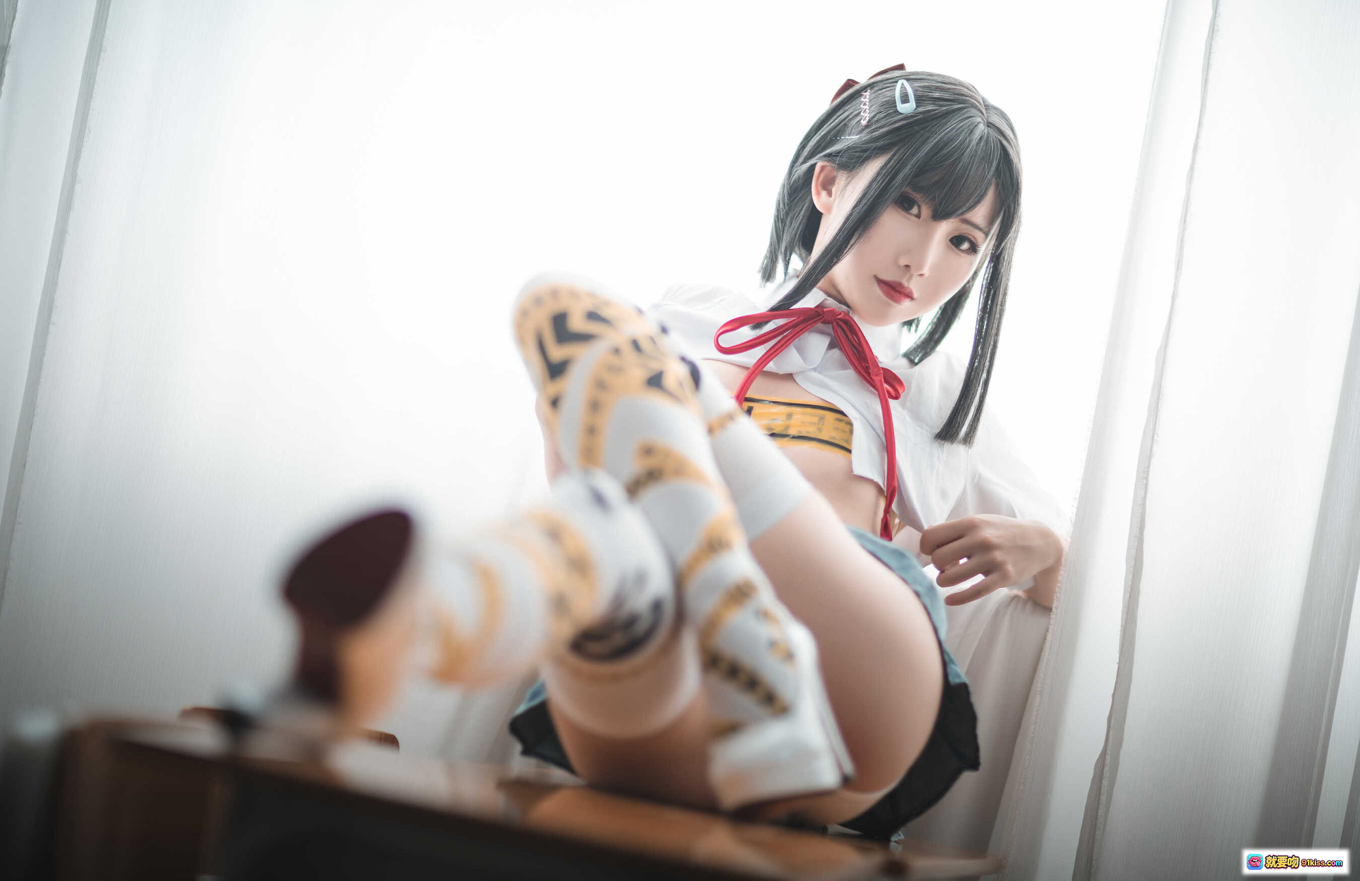 图片[10] - 面饼仙儿NO.102短校服胶带写真 | 白色过膝袜骷髅警示带 | 高跟鞋教室场景 | 32P高清图集 - 就要吻