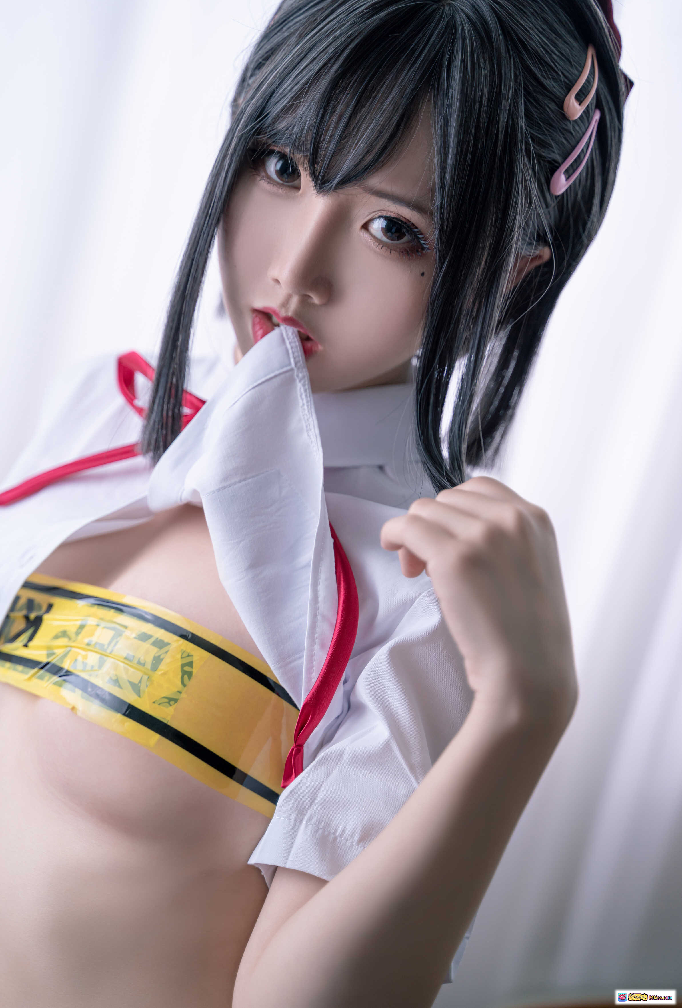 图片[5] - 面饼仙儿NO.102短校服胶带写真 | 白色过膝袜骷髅警示带 | 高跟鞋教室场景 | 32P高清图集 - 就要吻