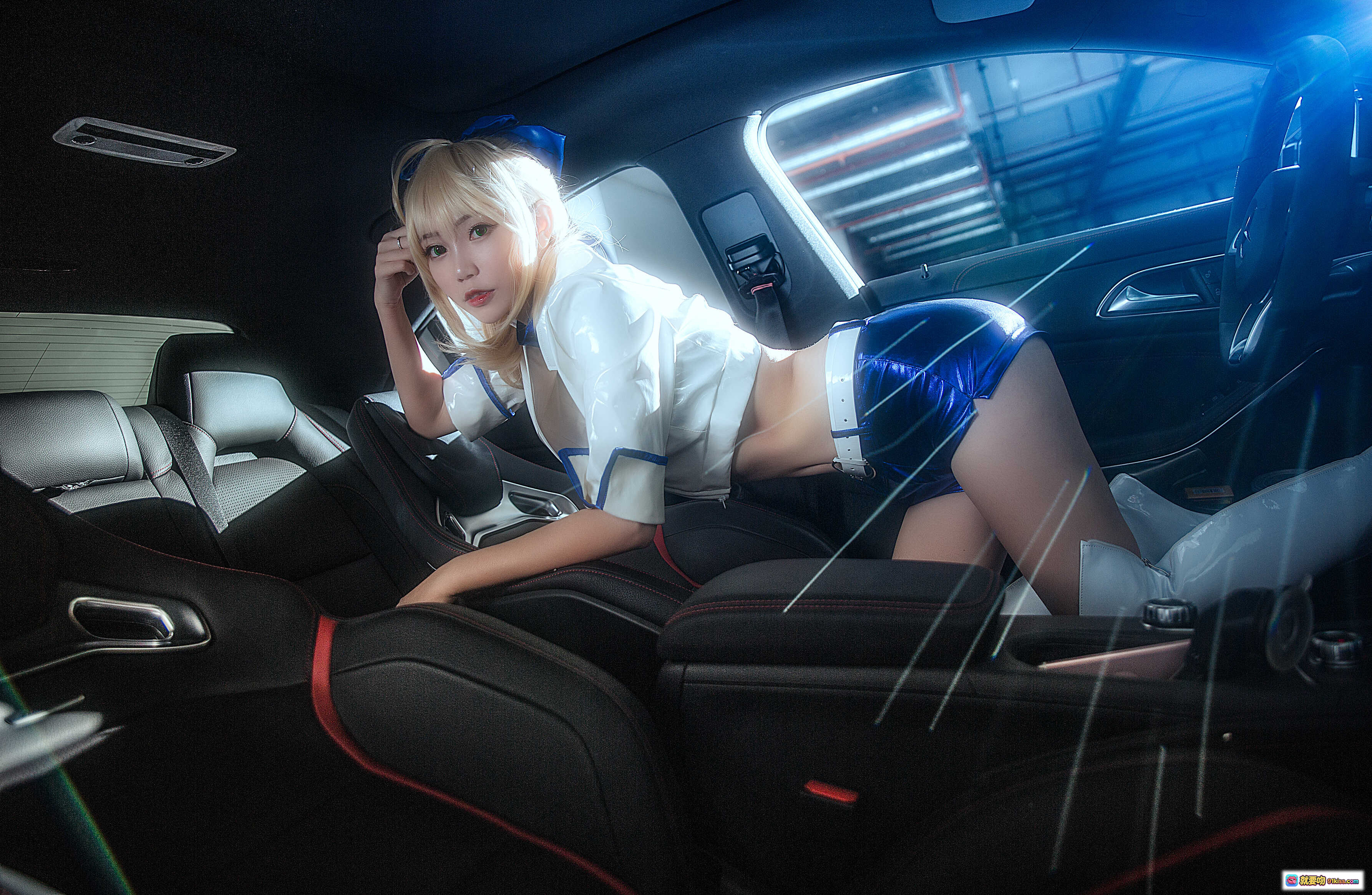 图片[2] - 鳗鱼霏儿NO.052赛车主题写真-白衬衫蓝短裤车内性感坐姿-高清22P大图 - 就要吻
