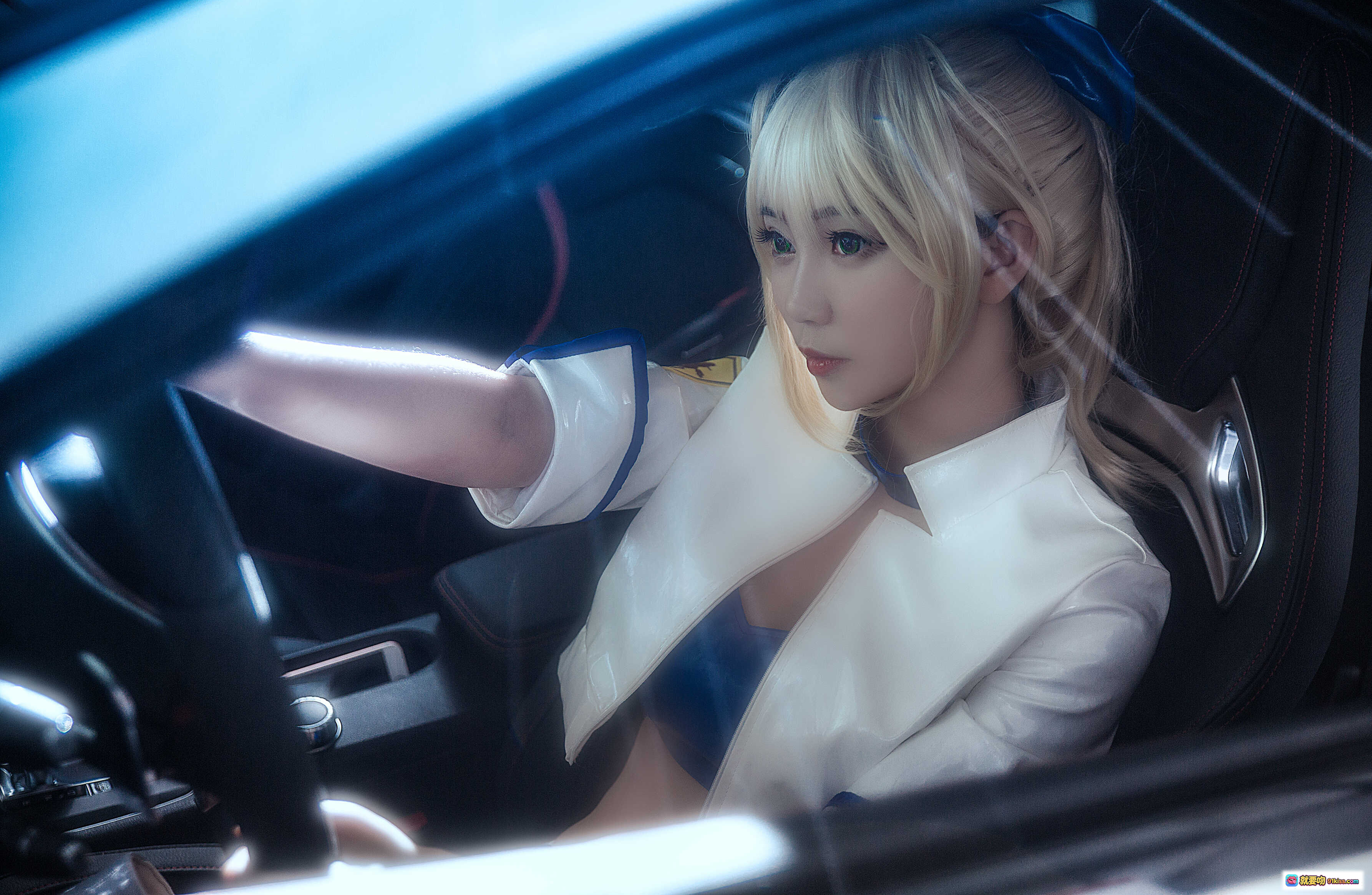 图片[6] - 鳗鱼霏儿NO.052赛车主题写真-白衬衫蓝短裤车内性感坐姿-高清22P大图 - 就要吻