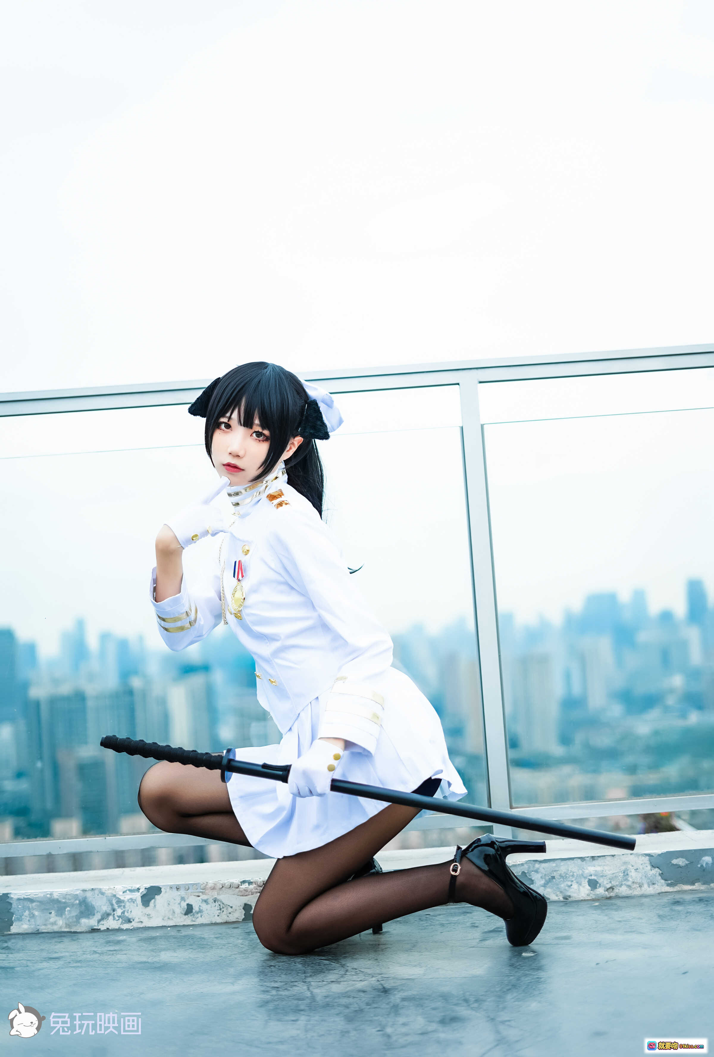 图片[10] - 碧蓝航线高雄白装cosplay写真｜五更百鬼兔玩映画楼梯花饰美腿制服少女摄影集 - 就要吻