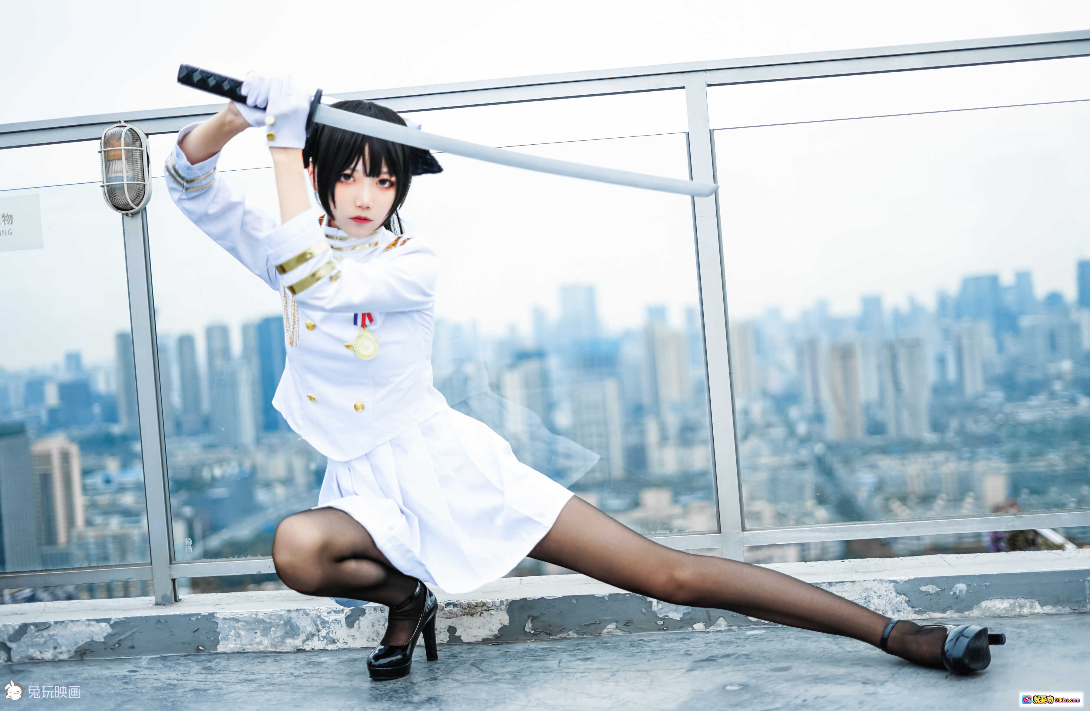 图片[4] - 碧蓝航线高雄白装cosplay写真｜五更百鬼兔玩映画楼梯花饰美腿制服少女摄影集 - 就要吻