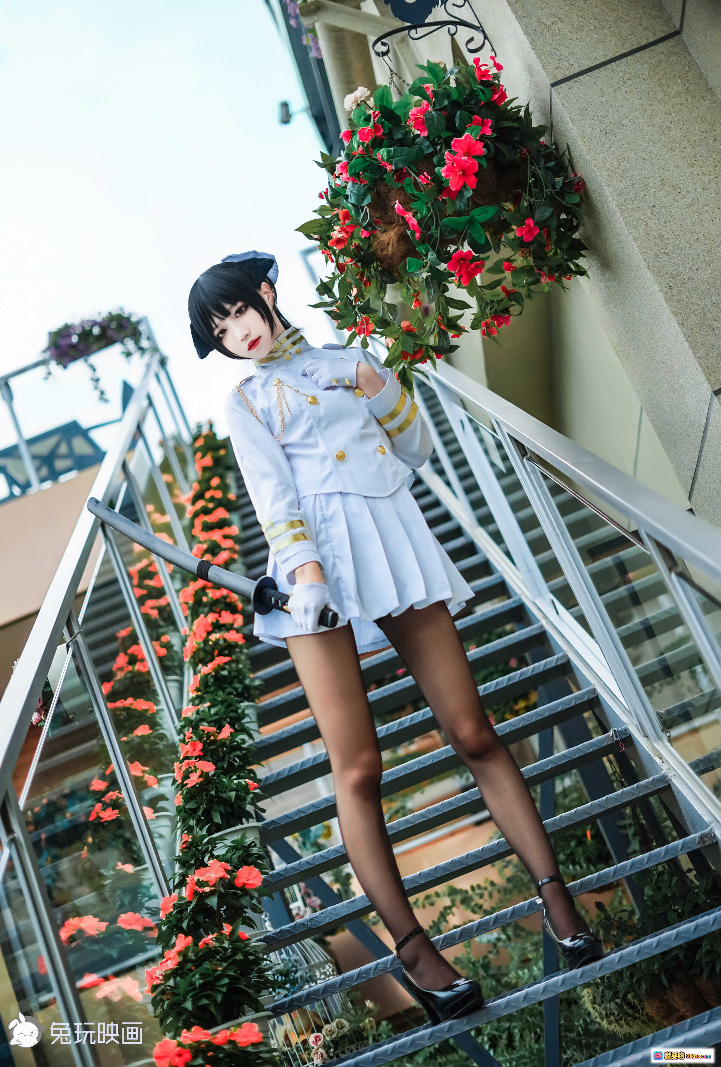 图片[1] - 碧蓝航线高雄白装cosplay写真｜五更百鬼兔玩映画楼梯花饰美腿制服少女摄影集 - 就要吻