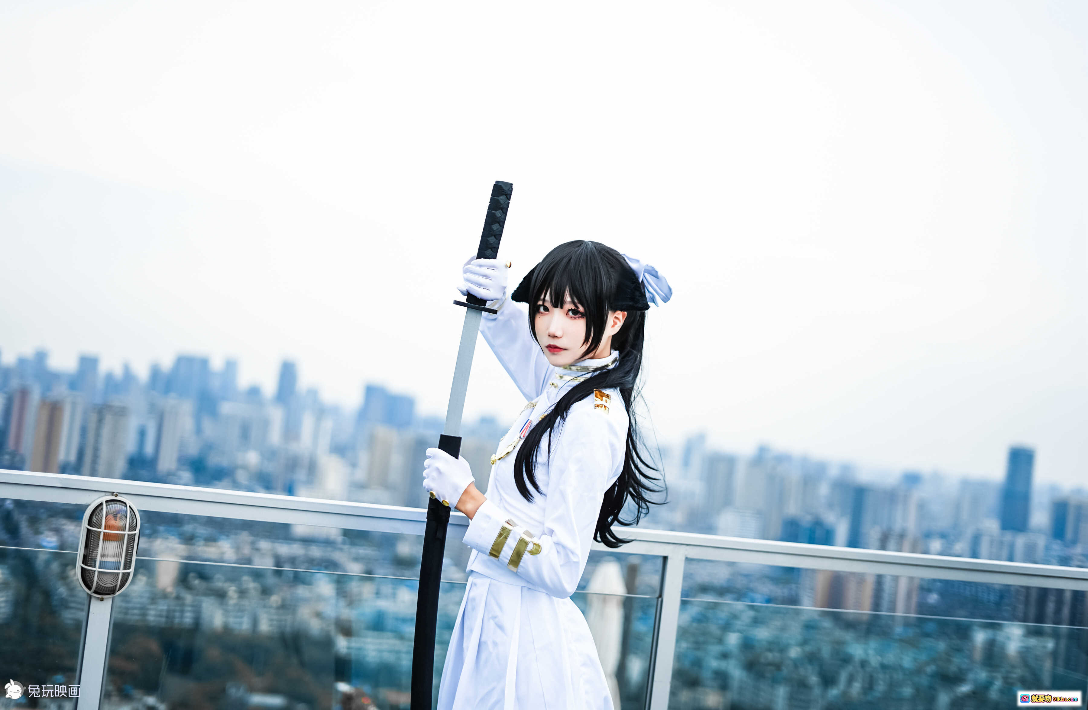 图片[2] - 碧蓝航线高雄白装cosplay写真｜五更百鬼兔玩映画楼梯花饰美腿制服少女摄影集 - 就要吻