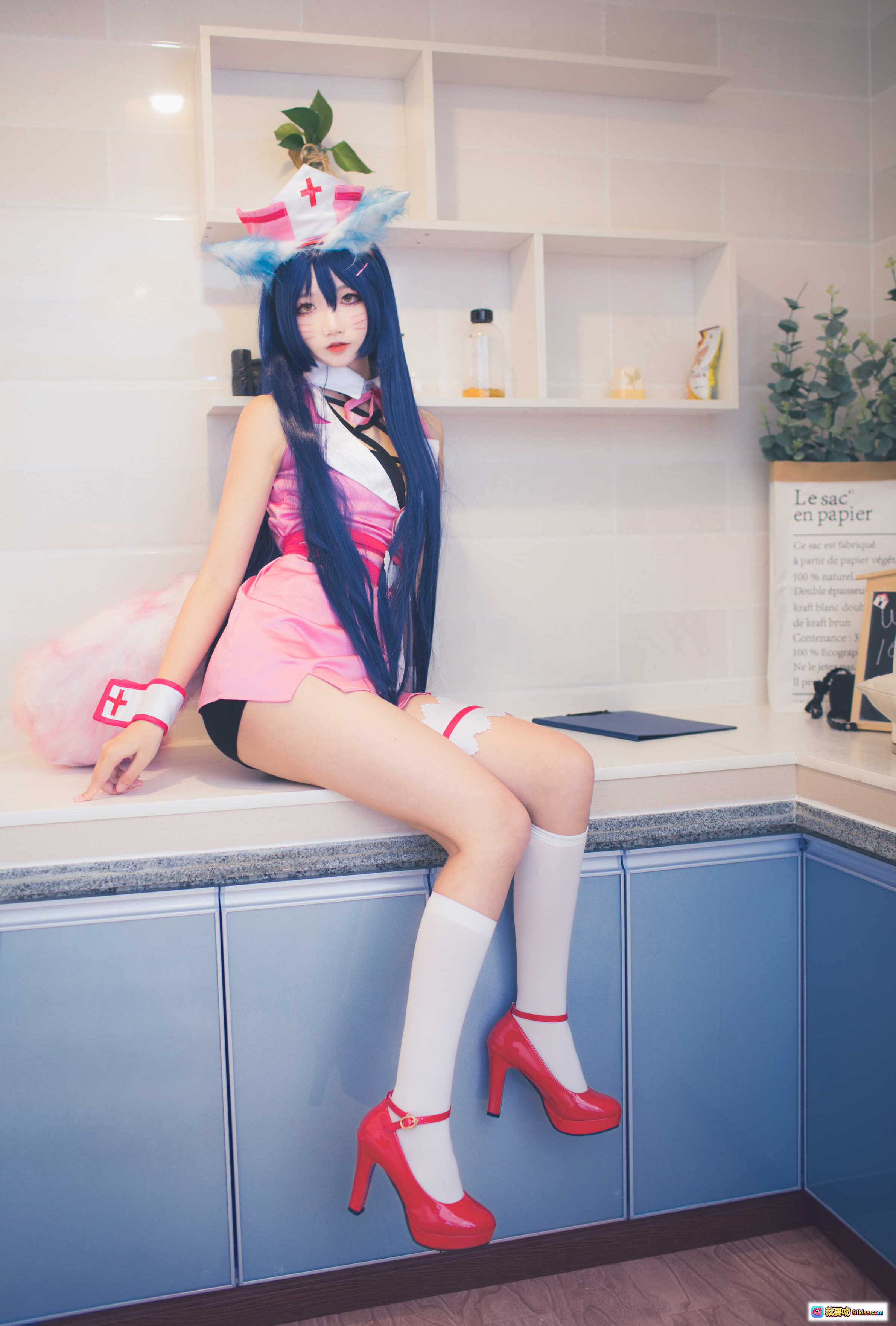 图片[5] - 五更百鬼_NO.011 阿狸护士服Cosplay 粉色系萌系角色扮演 蓝发猫耳护士装 持文件夹写真 37P高清图集 - 就要吻