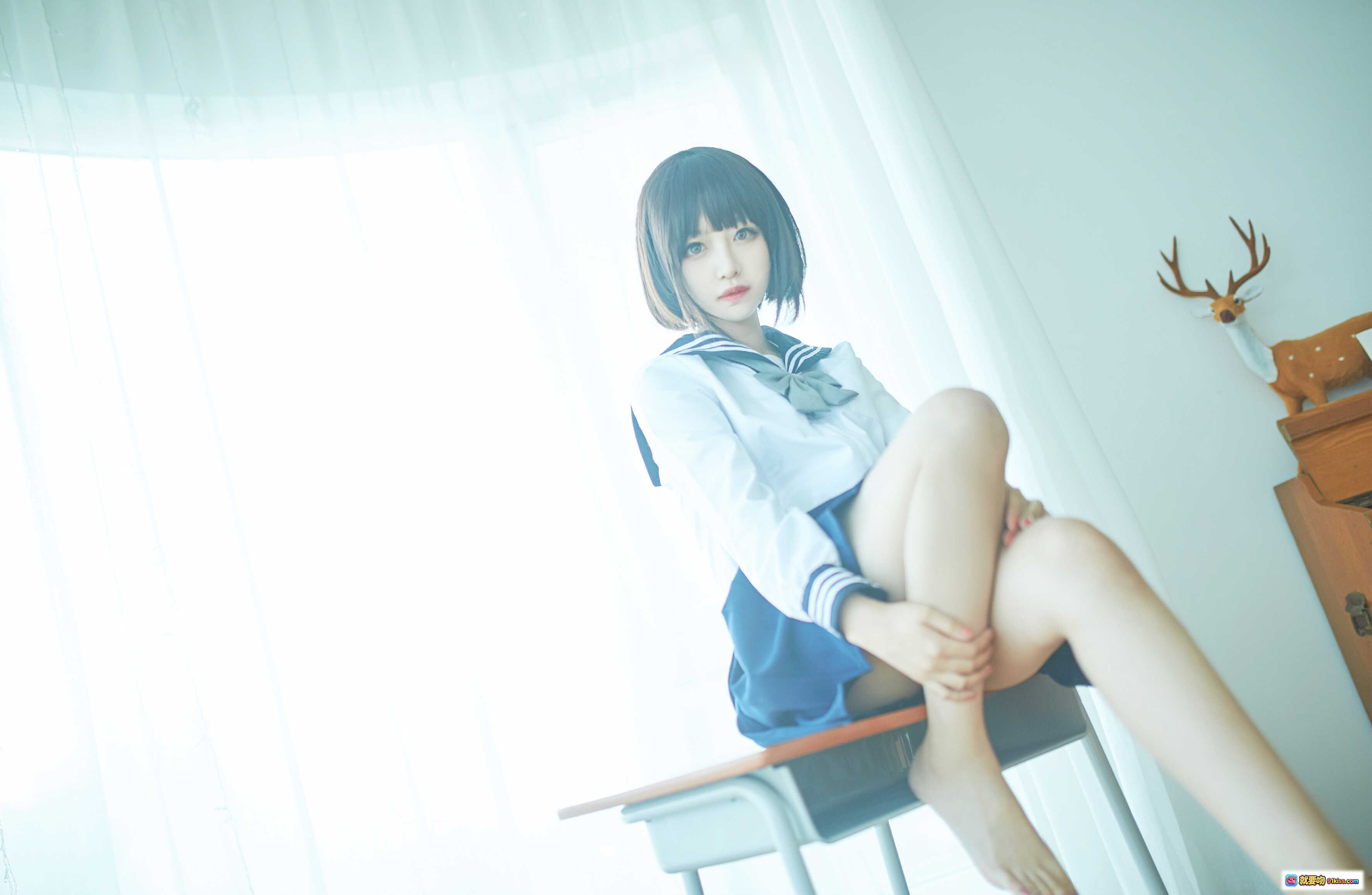 图片[7] - Shika小鹿鹿 NO.003 JK制服少女教室写真 11P高清图集 蓝白水手服赤脚课桌场景 清新日系风格 - 就要吻