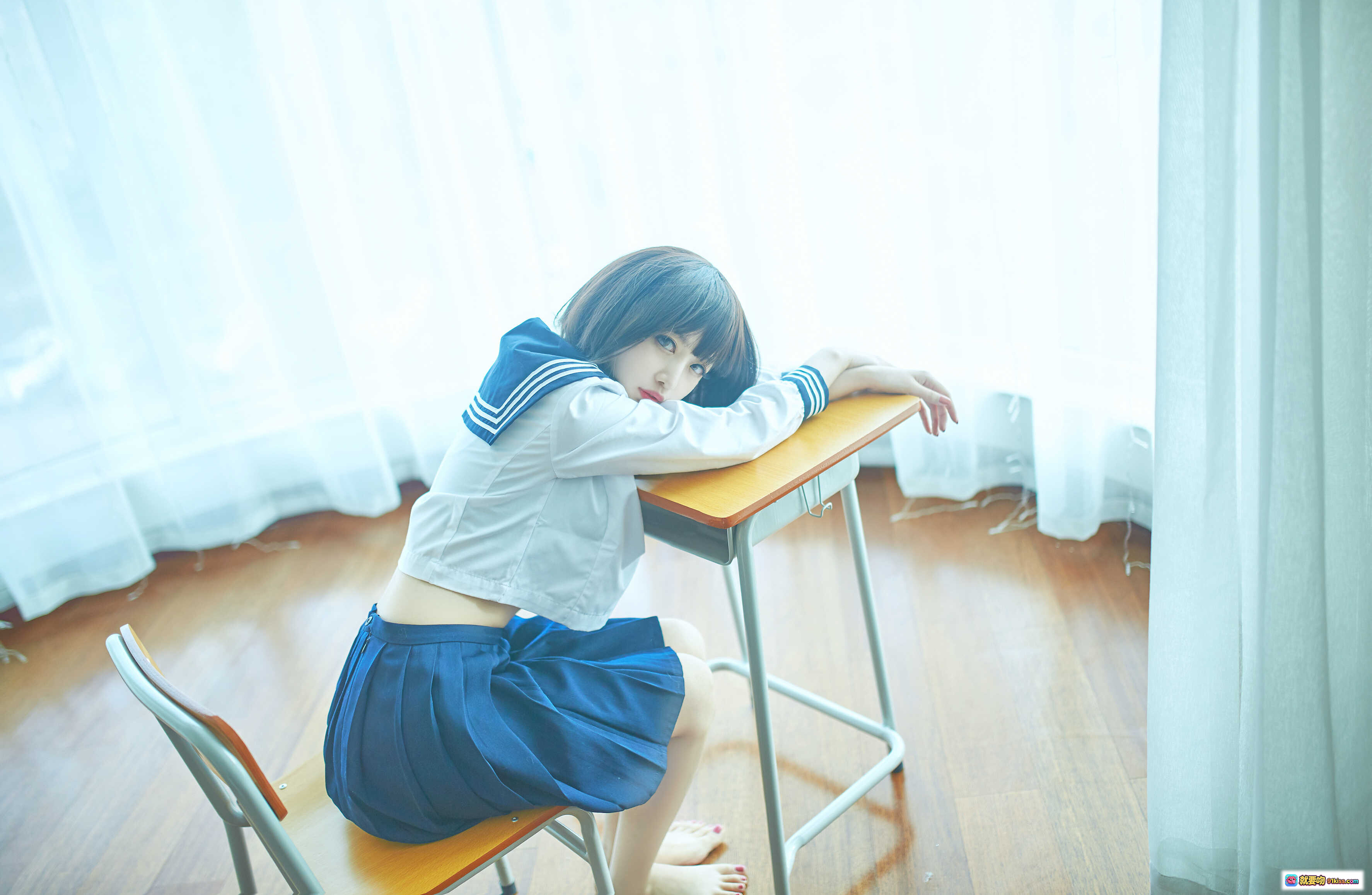 图片[10] - Shika小鹿鹿 NO.003 JK制服少女教室写真 11P高清图集 蓝白水手服赤脚课桌场景 清新日系风格 - 就要吻