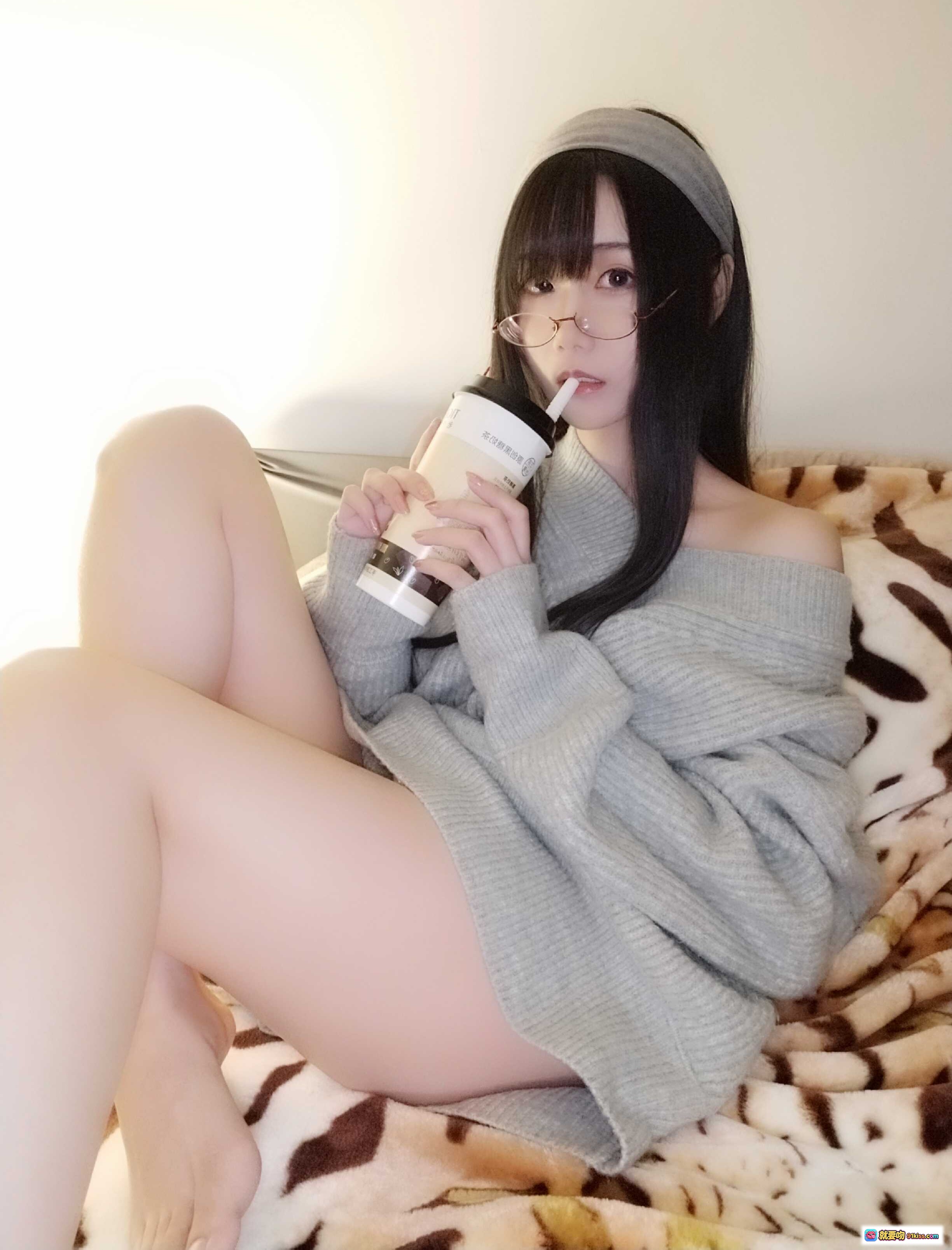 图片[9] - 曉美媽NO.015奶茶小姐｜灰毛衣美腿躺拍｜居家慵懶風｜虎紋毯子｜戴眼鏡喝飲料｜11P高質寫真 - 就要吻