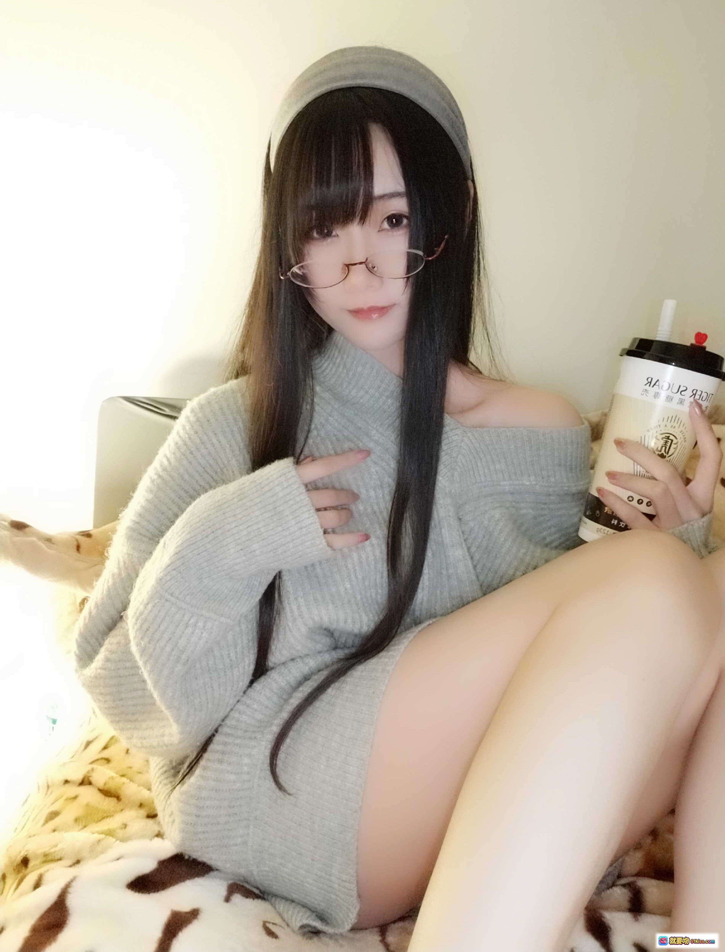 图片[3] - 曉美媽NO.015奶茶小姐｜灰毛衣美腿躺拍｜居家慵懶風｜虎紋毯子｜戴眼鏡喝飲料｜11P高質寫真 - 就要吻