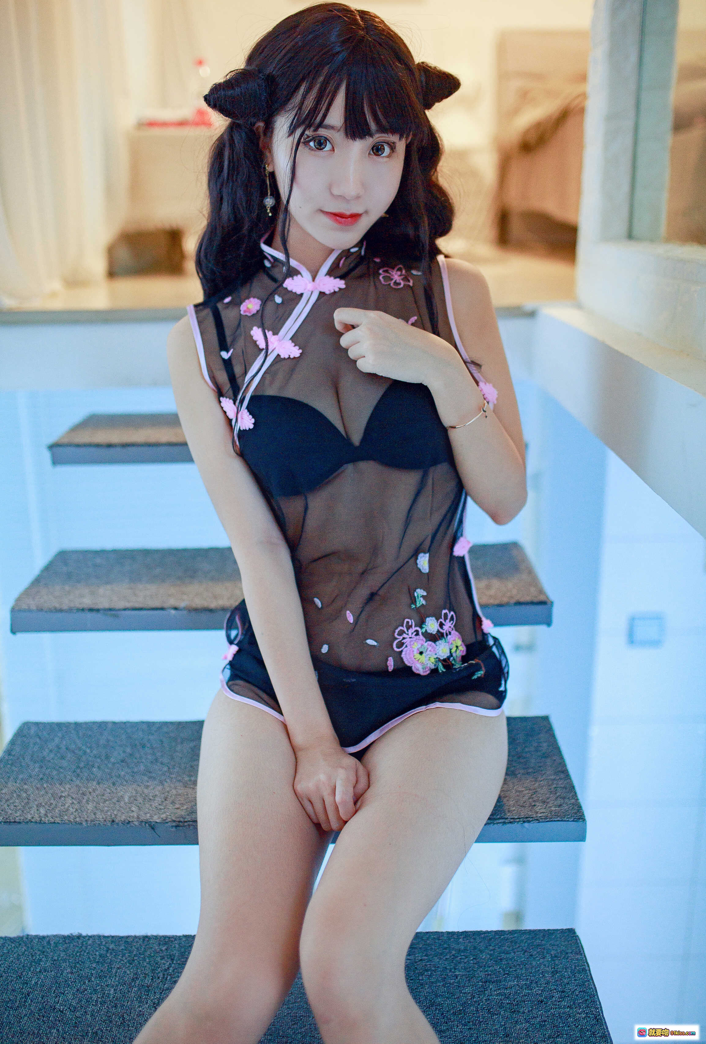 图片[6] - 黑川NO.022小恶魔旗袍写真｜甜美少女楼梯摆拍｜粉色蝴蝶结透视设计｜日系萝莉风美腿特写 - 就要吻