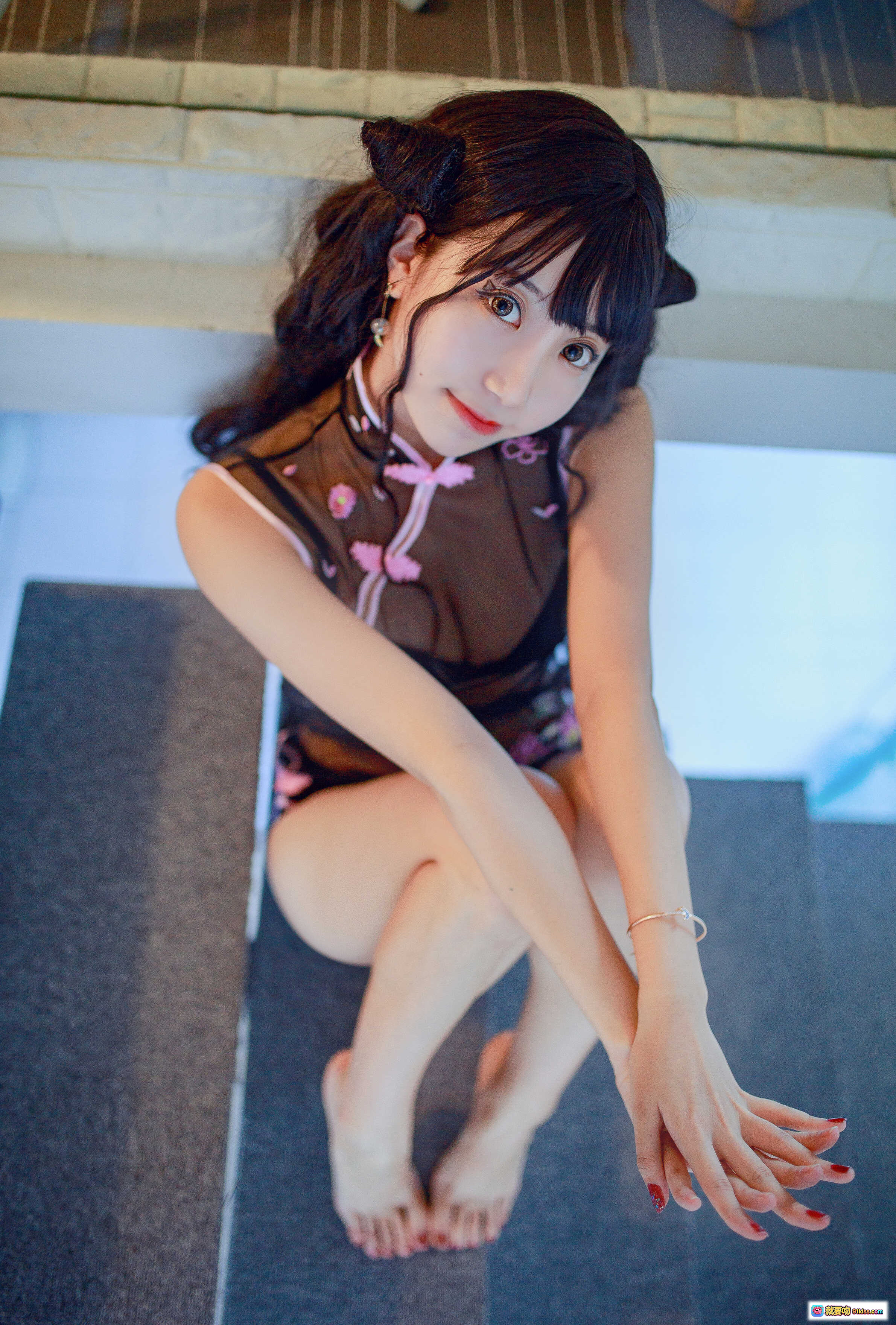 图片[3] - 黑川NO.022小恶魔旗袍写真｜甜美少女楼梯摆拍｜粉色蝴蝶结透视设计｜日系萝莉风美腿特写 - 就要吻