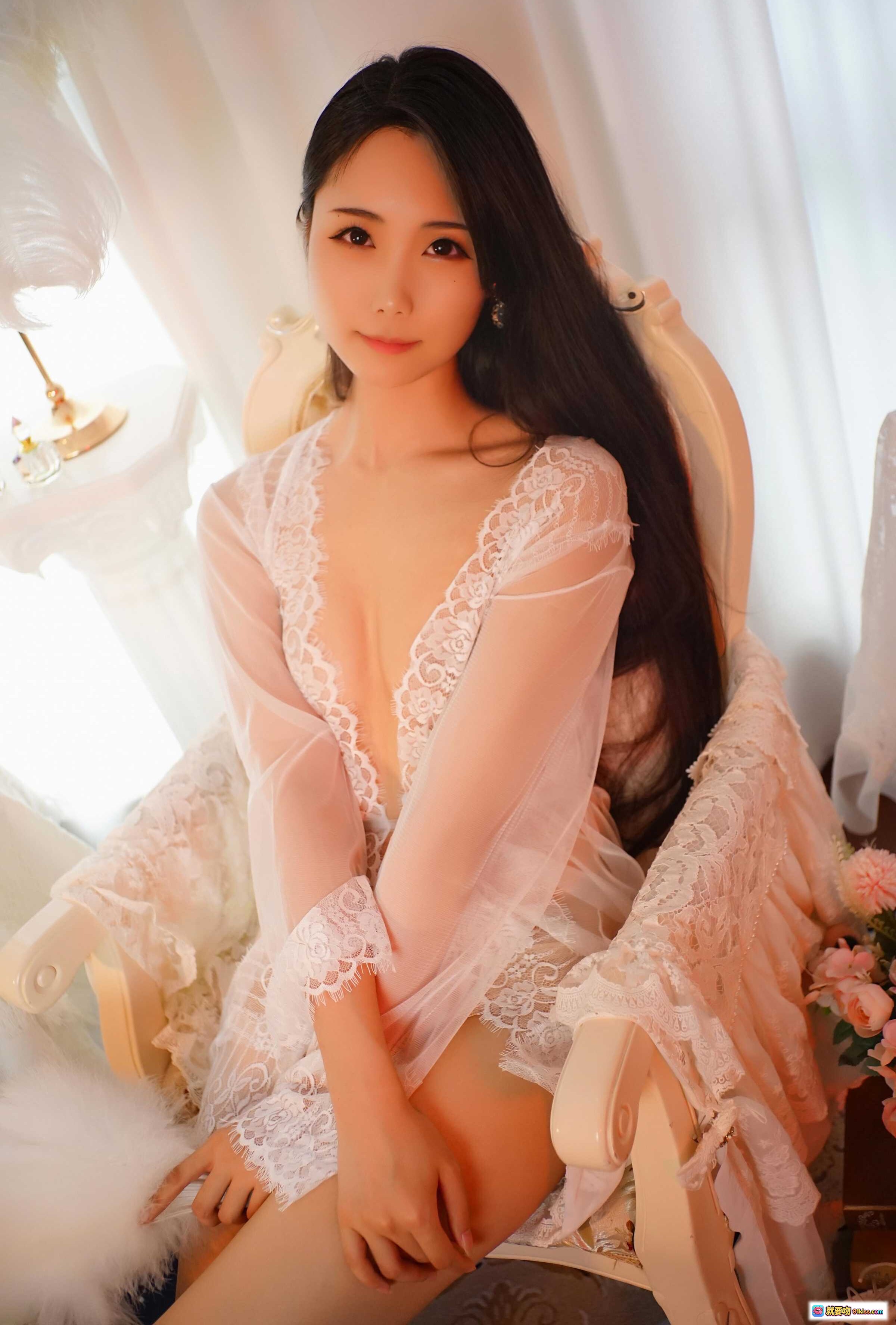 图片[9] - 曉美媽 NO.020 微醺寫真 | 透視蕾絲睡衣 | 美腿玉足 | 豪華古典沙發 | 酒杯花束氛圍感 | 32P高清私房照 - 就要吻