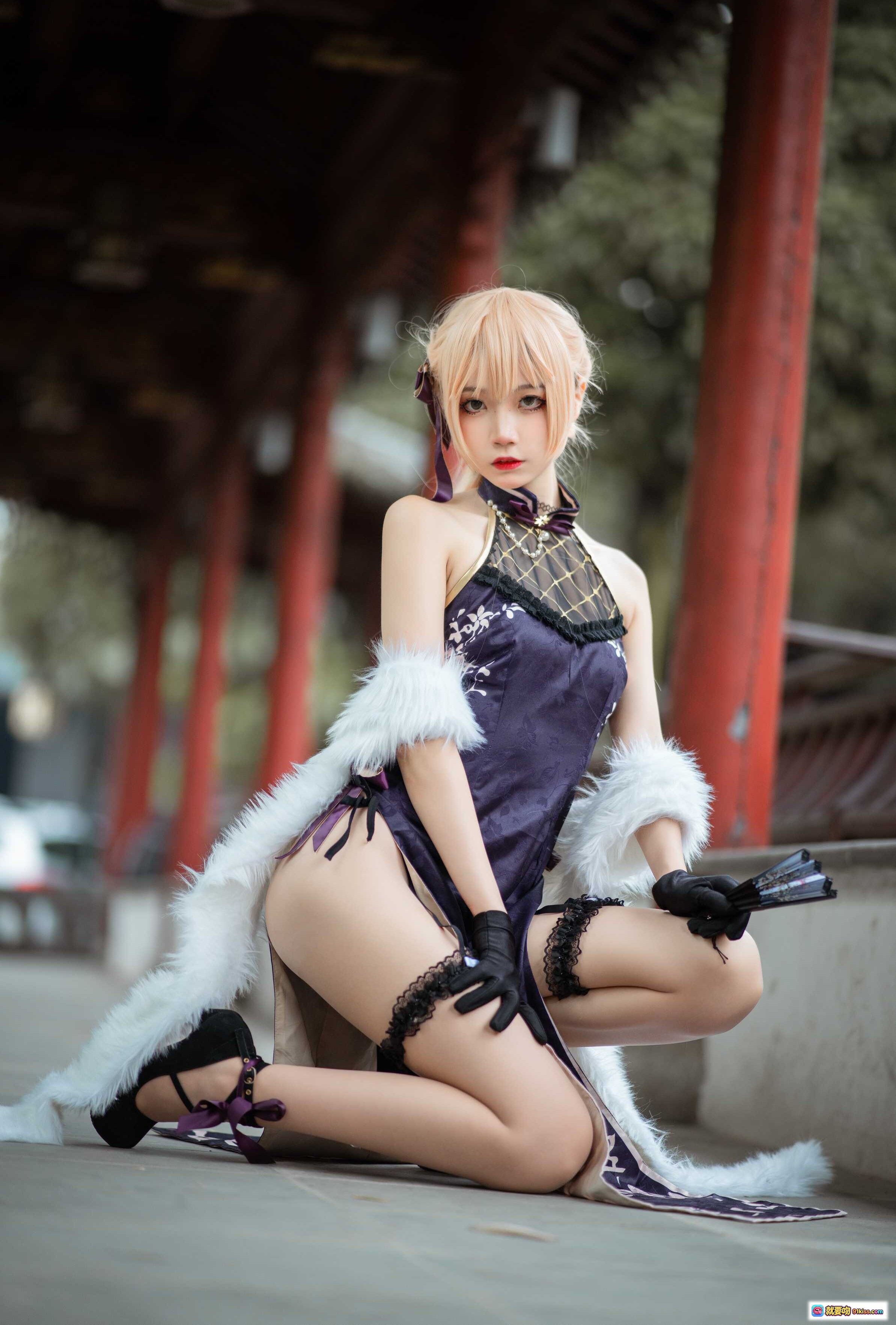 图片[9] - 五更百鬼NO.024 OTS-14旗袍COS写真｜紫色蕾丝高开叉旗袍+白色毛绒披肩+黑手套+吊袜带+古风庭院背景 - 就要吻